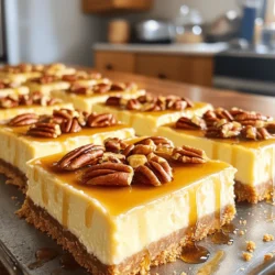 - 1 Tasse Graham-Cracker-Brösel - 1/2 Tasse ungesalzene Butter, geschmolzen - 2 Esslöffel brauner Zucker - 1/4 Teelöffel Salz Für die Kruste nutzen wir Graham-Cracker-Brösel. Diese geben der Basis einen knusprigen Biss. Die ungesalzene Butter sorgt für eine reichhaltige Textur. Brauner Zucker fügt eine süße Tiefe hinzu, während das Salz den Geschmack hebt. Vermengen Sie diese Zutaten gut, um eine gleichmäßige Kruste zu erhalten. - 450 g Frischkäse, weich - 200 g Kristallzucker - 2 große Eier - 120 g Sauerrahm - 80 ml reiner Ahornsirup - 1 Teelöffel Vanilleextrakt - 75 g gehackte Pekannüsse Für die Käsekuchenfüllung verwenden wir weichen Frischkäse. Dieser gibt der Füllung ihre Cremigkeit. Kristallzucker sorgt für die Süße. Die Eier binden alles zusammen. Sauerrahm verleiht den Käsekuchen eine leicht säuerliche Note. Der reine Ahornsirup bringt den charakteristischen Geschmack. Vanilleextrakt und gehackte Pekannüsse runden die Füllung ab und bieten zusätzlichen Geschmack und Textur. - 150 g gehackte Pekannüsse - 60 ml Ahornsirup - 15 g Butter Das Topping besteht aus gehackten Pekannüssen, die einen schönen Crunch bieten. Ahornsirup verleiht dem Topping eine süße, klebrige Schicht. Butter sorgt dafür, dass alles gut zusammenhält. Dieses Topping macht die Riegel besonders lecker und ansprechend. Für das vollständige Rezept können Sie die [Full Recipe] ansehen. Heize den Ofen auf 175°C vor. In einer Schüssel vermenge die Graham-Cracker-Brösel, die geschmolzene Butter, den braunen Zucker und das Salz. Drücke die Mischung fest in den Boden einer gefetteten 23x23 cm Backform. So entsteht eine gleichmäßige Kruste. Stelle die Kruste in den vorgeheizten Ofen. Backe sie 8-10 Minuten lang, bis sie leicht goldbraun ist. Nimm sie dann aus dem Ofen und lass sie abkühlen. In einer großen Schüssel schlage den weichen Frischkäse mit einem Mixer glatt. Füge den Zucker langsam hinzu und mixe weiter. Dann füge die Eier einzeln hinzu und rühre nach jedem Ei gut um. Rühre den Sauerrahm, den Ahornsirup, das Vanilleextrakt und die gehackten Pekannüsse ein, bis alles gut vermischt ist. Gieße die Käsekuchenfüllung gleichmäßig über die abgekühlte Kruste. Verwende einen Spatel, um die Füllung glatt zu streichen. Backe die Riegel im Ofen für 25-30 Minuten. Die Mitte sollte fest sein, aber leicht wackeln, wenn du die Form anstößt. Schalte den Ofen aus und lasse die Riegel bei leicht geöffnetem Ofen etwa eine Stunde abkühlen. Schmelze 15 g Butter in einer kleinen Pfanne bei mittlerer Hitze. Füge die gehackten Pekannüsse und den Ahornsirup hinzu. Rühre, bis die Pekannüsse gleichmäßig beschichtet und leicht geröstet sind. Nimm die Pfanne von der Hitze. Wenn die Käsekuchenriegel auf Zimmertemperatur abgekühlt sind, verteile das Pekannuss-Topping gleichmäßig darauf. Kühle die Riegel mindestens 3 Stunden oder über Nacht im Kühlschrank. Schneide sie dann in quadratische Riegel. Serviere sie mit einem Schuss extra Ahornsirup, wenn du magst. Du findest das vollständige Rezept weiter oben. - Alternativen zu Graham-Crackern: Wenn Sie Graham-Cracker nicht mögen, probieren Sie zerbröselte Kekse wie Butterkekse oder Haferkekse. Diese geben einen anderen Geschmack und eine interessante Textur. - Richtiges Verhältnis der Zutaten: Achten Sie darauf, die Butter gut mit den Krümeln zu mischen. Die Mischung sollte gut zusammenhalten, aber nicht zu feucht sein. Wenn sie zu trocken ist, füge etwas mehr geschmolzene Butter hinzu. - Übermixen der Füllung: Mixen Sie die Füllung nur, bis die Zutaten gut kombiniert sind. Zu viel Mischen kann Luftblasen erzeugen. Diese Blasen lassen die Riegel beim Backen aufgehen und fallen später zusammen. - Backzeit überwachen: Halten Sie die Backzeit im Auge. Die Riegel sind fertig, wenn die Mitte leicht wackelt, aber nicht flüssig ist. Zu langes Backen macht die Füllung trocken. - Kombination mit weiteren Desserts: Diese Riegel passen gut zu einer Kugel Vanilleeis oder einem Klecks Schlagsahne. Sie ergänzen sich perfekt und schaffen ein schönes Dessert-Erlebnis. - Getränke-Empfehlungen: Servieren Sie die Riegel mit einer Tasse Kaffee oder einem Glas Milch. Ein frischer, fruchtiger Tee kann ebenfalls eine gute Wahl sein. Diese Getränke bringen die Aromen der Riegel zur Geltung. {{image_4}} Sie können verschiedene Nüsse verwenden, um den Geschmack zu ändern. Walnüsse sind eine tolle Wahl. Sie geben dem Dessert einen herzhaften Biss. Mandeln bringen eine süße Note. Hacken Sie die Nüsse grob, um Textur zu schaffen. Mischen Sie die Nüsse in die Füllung oder verwenden Sie sie als Topping. So wird jede Biss einzigartig und lecker. Wenn Sie Schokolade lieben, fügen Sie Schokoladenstückchen hinzu. Dunkle Schokolade passt gut zu den süßen Aromen. Verwenden Sie etwa 100 g Schokoladenstückchen für einen intensiven Geschmack. Mischen Sie die Stückchen unter die Füllung, bevor Sie sie in die Form gießen. So haben Sie einen tollen Schokoladengeschmack in jedem Bissen. Für eine glutenfreie Kruste können Sie Mandelmehl nutzen. Es hat einen nussigen Geschmack, der gut harmoniert. Kombinieren Sie 1,5 Tassen Mandelmehl mit geschmolzener Butter und einer Prise Salz. Drücken Sie die Mischung in die Form. Diese Option ist leicht und lecker. Sie können auch glutenfreie Kekse verwenden, um die Kruste zu machen. Die Maple Pecan Cheesecake Bars bleiben im Kühlschrank frisch. Bewahre sie in einem luftdichten Behälter auf. So bleiben sie bis zu fünf Tage lecker. Stelle sicher, dass die Riegel gut abgedeckt sind. Dies verhindert, dass sie austrocknen oder Gerüche aufnehmen. Wenn du die Riegel länger aufbewahren möchtest, kannst du sie einfrieren. Schneide die Riegel in Stücke und lege sie in einen gefrierfesten Behälter. Trenne die Schichten mit Backpapier, damit sie nicht aneinanderkleben. So halten sie sich bis zu drei Monate im Gefrierfach. Zum Auftauen lege die Riegel einfach über Nacht in den Kühlschrank. So bleiben sie cremig und schmackhaft. Du kannst die Maple Pecan Cheesecake Bars auch in anderen Rezepten verwenden. Zerbrich sie als Topping für Eis oder Joghurt. Sie passen toll zu frischen Früchten. Du kannst sie auch in Schokoladenkeksen verwenden. Die Riegel geben jedem Dessert ein besonderes Aroma. Maple Pecan Cheesecake Bars sind im Kühlschrank etwa fünf bis sieben Tage haltbar. Achten Sie darauf, die Riegel gut abzudecken. So bleibt die Frische erhalten. Ich empfehle, sie in einem luftdichten Behälter zu lagern. Das schützt vor Gerüchen und Feuchtigkeit. Ja, Sie können die Riegel einfrieren! Schneiden Sie die Cheesecake Bars in Stücke. Wickeln Sie jedes Stück in Frischhaltefolie. Legen Sie die eingewickelten Riegel in einen gefrierfesten Behälter. Sie halten sich im Gefrierfach etwa drei Monate. Zum Auftauen legen Sie die Riegel einfach über Nacht in den Kühlschrank. Ja, Sie können den Ahornsirup ersetzen. Honig oder Agavendicksaft sind gute Alternativen. Diese geben auch eine süße Note. Beachten Sie, dass der Geschmack leicht anders sein kann. Experimentieren Sie, um die für Sie beste Option zu finden. Um die Riegel süßer zu machen, fügen Sie mehr Zucker hinzu. Sie können auch mehr Ahornsirup verwenden. Wenn Sie es weniger süß mögen, reduzieren Sie den Zucker um ein paar Esslöffel. Probieren Sie die Mischung, um die perfekte Balance zu finden. Zu den Maple Pecan Cheesecake Bars passen viele Beilagen. Ein Klecks Schlagsahne macht sie besonders lecker. Auch frische Beeren sind eine tolle Ergänzung. Servieren Sie die Riegel mit einer Tasse Kaffee oder Tee für einen tollen Genuss. Die Zubereitung von Maple Pecan Cheesecake Riegeln ist einfach und macht Spaß. Wir haben die Zutaten für die Kruste, die Füllung und das Topping besprochen. Sie haben gelernt, die Kruste perfekt vorzubereiten und die Füllung richtig zu mixen. Vermeiden Sie gängige Fehler, um das beste Ergebnis zu erzielen. Denken Sie auch an die Variationen, um Ihr Rezept zu personalisieren. Mit den richtigen Lagerungstipps bleiben die Riegel frisch und lecker. Viel Spaß beim Ausprobieren!