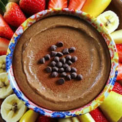 - 1 Tasse griechischer Joghurt (natur) - 2 Esslöffel ungesüßtes Kakaopulver - 2 Esslöffel Honig oder Ahornsirup Die Hauptzutaten sind einfach zu finden. Griechischer Joghurt ist der Basis. Er macht den Dip cremig und proteinreich. Ungesüßtes Kakaopulver gibt den Schokoladengeschmack. Honig oder Ahornsirup fügt die süße Note hinzu. Du kannst den Süßstoff nach deinem Geschmack anpassen. - 1/4 Tasse Schokoladenproteinpulver - 1 Teelöffel Vanilleextrakt - 1/4 Tasse Mini-Schokoladenstückchen Die ergänzenden Zutaten machen den Dip noch besser. Schokoladenproteinpulver gibt zusätzliches Protein. Vanilleextrakt sorgt für einen feinen Geschmack. Mini-Schokoladenstückchen bringen Spaß und Textur. Sie schmelzen leicht und machen jeden Bissen lecker. - Frisches Obst (Erdbeeren, Äpfel, Bananen) - Eine Prise Salz Frisches Obst ist perfekt zum Dippen. Erdbeeren, Äpfel und Bananen sind großartige Optionen. Sie bringen Frische und Vitamine. Eine Prise Salz hebt die Aromen hervor. Es macht den Schokoladengeschmack noch intensiver. Zuerst nimmst du eine Schüssel. Dort kombinierst du den griechischen Joghurt, das Kakaopulver, den Honig oder den Ahornsirup, das Schokoladenproteinpulver, den Vanilleextrakt und eine Prise Salz. Das ist die Basis für deinen Dip. Nun kommt der spannende Teil: mit einem Schneebesen rührst du alles gut um. Achte darauf, dass keine Klumpen vom Kakaopulver oder Proteinpulver zurückbleiben. Es soll glatt und cremig sein. Wenn du gut gerührt hast, schau dir die Mischung genau an. Sie sollte schön gleichmäßig sein. Falls du Klumpen siehst, rühre weiter. Sobald die Konsistenz passt, fügst du die Mini-Schokoladenstückchen hinzu. Diese geben dem Dip den extra Schokoladengeschmack. Rühre sie vorsichtig unter, damit sie nicht zerbrechen. Jetzt kommt der letzte Schritt. Fülle den Brownie-Dip in eine Servierschüssel um. Das sieht schön aus und macht das Servieren leicht. Stelle die Schüssel für etwa 30 Minuten in den Kühlschrank. So kann der Dip gut durchziehen. Nach der Kühlschrankzeit ist dein Dip bereit zum Servieren. Genieße ihn mit frischem Obst wie Erdbeeren, Äpfeln oder Bananen. - Verwende frischen griechischen Joghurt für die beste Konsistenz. Er macht den Dip cremig. Gefrorener Joghurt kann die Textur verändern. Wenn du gefrorenen Joghurt verwendest, lasse ihn vorher auftauen. - Um den Geschmack anzupassen, probiere verschiedene Süßstoffe. Honig ist süß, während Ahornsirup einen anderen Geschmack hat. Du kannst auch weniger Süße verwenden, um den Schokoladengeschmack zu betonen. - Richte den Dip in einer bunten Schüssel an. Das macht ihn einladend. Dekoriere ihn mit Mini-Schokoladenstückchen und einer Prise Kakaopulver. - Serviere frisches Obst kunstvoll um die Schüssel. So sieht es lebendig und appetitlich aus. Verwende verschiedene Früchte für mehr Farbe und Geschmack. - Für eine milchfreie oder vegane Option, nutze pflanzlichen Joghurt. Es gibt viele leckere Alternativen auf Kokos- oder Mandelnbasis. - Experimentiere mit anderen Geschmacksrichtungen. Füge zum Beispiel Erdnussbutter oder Minze hinzu. Das kann dem Dip eine neue Note geben. {{image_4}} Der High-Protein Brownie Batter Greek Yogurt Dip hat etwa 150 Kalorien pro Portion. Das macht ihn zu einem leichten Snack. Die Verteilung der Makronährstoffe ist wie folgt: - Kohlenhydrate: 20 g - Proteine: 15 g - Fette: 5 g Diese Kombination macht den Dip zu einer nahrhaften Wahl. Griechischer Joghurt hat viele Vorteile. Er hilft der Verdauung durch seine Probiotika. Diese guten Bakterien unterstützen eine gesunde Darmflora. Zudem ist er reich an Proteinen, was wichtig für den Muskelaufbau ist. Das macht ihn ideal für Fitness-Enthusiasten. Im Vergleich zu herkömmlichen Dips ist dieser Dip viel gesünder. Viele Dips sind fettig und zuckerreich. Unser High-Protein Dip nutzt griechischen Joghurt, um den Zuckergehalt zu senken. Der hohe Proteingehalt hilft, länger satt zu bleiben. Dies ist besonders vorteilhaft, wenn du auf deine Ernährung achtest. Um den High-Protein Brownie Batter Greek Yogurt Dip frisch zu halten, lagere ihn immer im Kühlschrank. Packe den Dip in einen luftdichten Behälter. So bleibt er länger lecker. Bei richtiger Lagerung hält der Dip bis zu fünf Tage. Achte darauf, ihn vor dem Servieren gut umzurühren. Du kannst den Dip auch einfrieren, wenn du Reste hast. Fülle den Dip in einen gefrierfesten Behälter. Lass etwas Platz für die Ausdehnung. Um ihn aufzutauen, lege ihn einfach über Nacht in den Kühlschrank. Rühre ihn gut durch, bevor du ihn servierst, damit die Textur gleichmäßig bleibt. Hast du noch Dip übrig? Nutze ihn in anderen Rezepten! Du kannst ihn in Smoothies mixen für eine schokoladige Note. Auch als Brotaufstrich schmeckt er toll. Kombiniere ihn mit Haferflocken oder Joghurt für ein gesundes Frühstück. So verwertest du alles und vermeidest Verschwendung. Der Dip hält sich gut im Kühlschrank. Du kannst ihn bis zu fünf Tage aufbewahren. Stelle sicher, dass du ihn in einem luftdichten Behälter aufbewahrst. So bleibt er frisch und lecker. Überprüfe den Dip vor dem Essen auf Geruch oder Farbe. Wenn etwas komisch aussieht, wirf ihn lieber weg. Ja, du kannst auch andere Süßstoffe nutzen. Anstelle von Honig oder Ahornsirup kannst du Stevia oder Agavendicksaft verwenden. Diese Alternativen haben oft weniger Kalorien. Achte darauf, die Menge anzupassen. Probiere es aus und finde den besten Geschmack für dich. Ja, dieser Dip ist perfekt für Kinder. Er enthält griechischen Joghurt, der viel Protein hat. Das hilft, die Muskeln zu stärken. Du kannst die Portionen klein halten, damit die Kinder nicht zu viel auf einmal essen. Serviere ihn mit frischem Obst, das Kindern oft Spaß macht. Zusammenfassend haben wir ein einfaches Rezept für einen gesunden Dip besprochen. Die Hauptzutaten sind griechischer Joghurt, Kakaopulver und Honig. Du hast gelernt, wie man den Dip zubereitet, kühlt und serviert. Unsere Tipps helfen dir, ihn noch besser zu gestalten. Dieser Dip bietet viele Gesundheitsvorteile und ist leicht zu lagern. Nutze die Variationen für zusätzliches Vergnügen. Probiere es aus und genieße diesen leckeren, nährstoffreichen Snack!