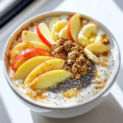 - 2 reife Äpfel, geschält und gewürfelt - 1 Tasse griechischer Joghurt - 1 gefrorene Banane - ½ Tasse Mandelmilch - 1 Teelöffel Zimt - 1 Esslöffel Honig oder Ahornsirup - In Scheiben geschnittene Äpfel - Chiasamen - Granola Die Hauptzutaten sind wichtig für den Geschmack. Die Äpfel bringen Frische und Süße. Ich benutze einen grünen und einen roten Apfel. Der grüne Apfel sorgt für einen tollen Kontrast. Der rote Apfel macht die Mischung süßer. Griechischer Joghurt macht die Smoothie Bowl cremig. Er fügt auch Protein hinzu. Eine gefrorene Banane bringt eine angenehme Kühle. Sie sorgt für eine dicke, tolle Textur. Mandelmilch rundet den Geschmack ab. Sie ist leicht und nussig. Für die Gewürze benutze ich Zimt. Er gibt einen warmen, würzigen Geschmack. Honig oder Ahornsirup kann man nach Belieben hinzufügen. Diese Süßungsmittel sind natürlich und lecker. Die Toppings machen die Smoothie Bowl besonders. Die in Scheiben geschnittenen Äpfel sehen toll aus. Sie geben auch einen knackigen Biss. Chiasamen sind voll von Nährstoffen. Sie sind gesund und machen satt. Granola bringt zusätzlichen Crunch und Süße. Jede Zutat hat ihren eigenen Nutzen. Sie alle arbeiten zusammen, um ein gesundes und schmackhaftes Gericht zu bieten. Zuerst schälen Sie die Äpfel. Nehmen Sie zwei reife Äpfel, einen grünen und einen roten. Der grüne Apfel bringt Frische, der rote Süße. Würfeln Sie die Äpfel in kleine Stücke. Das macht das Mixen einfacher. Legen Sie die gewürfelten Äpfel beiseite. Dann nehmen Sie eine Banane und frieren Sie sie ein. Die gefrorene Banane macht den Smoothie schön cremig und kalt. Jetzt kommt der Spaß! Geben Sie die gewürfelten Äpfel in den Mixer. Fügen Sie eine Tasse griechischen Joghurt hinzu. Der Joghurt gibt dem Smoothie eine tolle Textur. Jetzt kommt die gefrorene Banane dazu. Sie sorgt für die perfekte Konsistenz. Gießen Sie ½ Tasse Mandelmilch hinzu. Das hilft, alles gut zu mixen. Fügen Sie 1 Teelöffel Zimt und optional 1 Esslöffel Honig oder Ahornsirup hinzu. Mixen Sie alles, bis es glatt ist. Wenn die Mischung zu dick ist, fügen Sie mehr Milch hinzu, bis sie richtig cremig wird. Jetzt ist es Zeit, den Smoothie in eine Schüssel zu gießen. Verwenden Sie einen Spatel, um die Oberfläche glatt zu streichen. Fügen Sie ¼ Tasse Haferflocken in den Mixer hinzu. Pulsieren Sie ein paar Mal, damit sie gut vermischt sind, aber etwas Textur behalten. Streuen Sie die Haferflocken über den Smoothie. Dekorieren Sie die Schüssel mit in Scheiben geschnittenen Äpfeln, Chiasamen und Granola. Zum Schluss streuen Sie eine Prise Zimt darüber. Jetzt können Sie die Smoothie Bowl genießen! Um die perfekte Konsistenz zu erreichen, passe die Flüssigkeitsmenge an. Wenn deine Mischung zu dick ist, füge mehr Mandelmilch hinzu. Ist sie zu dünn, benutze weniger. Ein Hochleistungsmixer hilft, die Zutaten gut zu vermengen. Er sorgt für eine glatte Textur, die einfach köstlich ist. Zimt bringt viel Geschmack. Du kannst verschiedene Zimt-Sorten ausprobieren. Ceylon-Zimt ist mild, während Cassia-Zimt kräftiger ist. Du kannst auch Zimt in verschiedenen Formen verwenden. Gemahlener Zimt ist einfach, während Zimtstangen mehr Aroma abgeben. Die Süße kannst du leicht anpassen. Honig oder Ahornsirup sind tolle Optionen. Wenn du etwas anderes ausprobieren möchtest, nutze Datteln oder Stevia. Diese Alternativen bieten einen natürlichen süßen Geschmack, ohne zu viel Zucker. {{image_4}} Du kannst viele Obstsorten zu deiner Smoothie Bowl hinzufügen. Beeren wie Himbeeren oder Erdbeeren passen gut. Auch Ananas gibt einen fruchtigen Kick. Du kannst auch andere gefrorene Früchte verwenden. Wenn du keine Banane magst, probiere einen kleinen Avocado. Sie macht die Mischung cremig und gesund. Es gibt viele Milchalternativen, die du ausprobieren kannst. Mandelmilch ist leicht und nussig. Sojamilch ist eine weitere gute Wahl. Kokosmilch gibt einen tropischen Geschmack. Wenn du Joghurt magst, kannst du auch pflanzliche Joghurtalternativen nutzen. Diese machen den Smoothie schön cremig und lecker. Toppings machen die Smoothie Bowl spannend. Füge Nüsse oder Samen hinzu für mehr Crunch. Walnüsse, Mandeln oder Chiasamen sind tolle Optionen. Joghurt-Häufchen bringen mehr Geschmack. Du kannst auch Kokosnussraspel für eine süße Note nutzen. Sie sehen auch schön aus und geben mehr Textur. Frische Äpfel und Bananen brauchen einen kühlen, trockenen Ort. Lagere Äpfel im Kühlschrank, um sie frisch zu halten. Bananen bleiben besser bei Raumtemperatur. Wenn sie reif sind, kannst du sie in den Kühlschrank legen, um ihre Haltbarkeit zu verlängern. Griechischer Joghurt sollte im Kühlschrank bleiben. Achte auf das Haltbarkeitsdatum. Mandelmilch kannst du auch im Kühlschrank lagern. Nach dem Öffnen solltest du sie innerhalb von sieben Tagen verbrauchen. Du kannst die Smoothiemischung im Voraus zubereiten. Mische alle Zutaten, außer den Toppings, in einem Behälter. Decke den Behälter gut ab. So bleibt die Mischung frisch für bis zu zwei Tage im Kühlschrank. Um die beste Frische zu erhalten, rühre die Mischung vor dem Servieren gut um. Das sorgt für eine schöne, cremige Textur. Wenn du die Smoothie Bowl einfrieren möchtest, fülle die Mischung in einen luftdichten Behälter. Lass etwas Platz, da sich die Mischung beim Einfrieren ausdehnt. Du kannst die Bowl bis zu einem Monat einfrieren. Zum Auftauen nimm die Bowl einfach aus dem Gefrierfach und lasse sie über Nacht im Kühlschrank auftauen. Wenn du es eilig hast, kannst du die Bowl auch bei Raumtemperatur auftauen. Rühre die Mischung gut um, bevor du sie servierst. So wird sie wieder cremig und lecker. Eine Smoothie Bowl hält sich in einem geschlossenen Behälter etwa 1 bis 2 Tage im Kühlschrank. Um die Frische zu bewahren, decke die Bowl gut ab. Vermeide, sie mit Toppings zu beladen, bevor du sie lagerst. So bleibt die Textur optimal. Wenn du sie länger aufbewahren möchtest, friere sie ein. Beachte, dass die Konsistenz nach dem Auftauen leicht verändert sein kann. Ja, du kannst die Smoothie Bowl einfach vegan machen! Ersetze den griechischen Joghurt durch einen pflanzlichen Joghurt, wie Kokos- oder Sojajoghurt. Statt Honig kannst du Agavendicksaft oder Dattelsirup verwenden. Achte darauf, dass die Mandelmilch ungesüßt ist, um den Geschmack zu kontrollieren. Mit diesen Alternativen bleibt der leckere Apfel-Zimt-Geschmack erhalten. Es gibt viele tolle Toppings für deine Smoothie Bowl! Hier sind einige beliebte Ideen: - In Scheiben geschnittene Äpfel - Chiasamen - Granola - Nüsse wie Mandeln oder Walnüsse - Kokosraspeln - Beeren wie Himbeeren oder Blaubeeren Du kannst kreativ sein und verschiedene Kombinationen ausprobieren. Diese Toppings bringen Textur und zusätzliches Aroma in deine Bowl! Diese Smoothie Bowl ist einfach und lecker. Sie verwenden Äpfel, Joghurt und gefrorene Banane. Fügen Sie Zimt und Honig hinzu, um den Geschmack zu verbessern. Variieren Sie die Obst- und Milchsorten nach Ihrem Geschmack. Lagern Sie die Zutaten richtig, damit sie frisch bleiben. Denken Sie auch an kreative Toppings. So machen Sie eine köstliche und nahrhafte Mahlzeit. Probieren Sie es aus und genießen Sie!