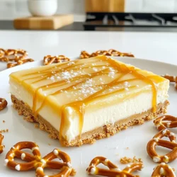 Für die Kruste brauchen Sie: - 2 Tassen Brezelbrösel - 1/4 Tasse ungesalzene Butter, geschmolzen - 1/2 Tasse Kristallzucker Die Brezelbrösel geben der Kruste einen tollen Crunch. Die Butter bindet alles zusammen. Der Zucker sorgt für die süße Note. Für die Füllung benötigen Sie: - 450 g Frischkäse, zimmerwarm - 1 Tasse Puderzucker - 1 Teelöffel Vanilleextrakt - 1 Tasse schwere Schlagsahne Der Frischkäse macht die Füllung cremig. Der Puderzucker bringt die Süße. Vanille gibt einen feinen Geschmack. Die Schlagsahne macht alles leicht und luftig. Für die Garnierung brauchen Sie: - 1 Tasse gesalzenes Karamellsoße - Flakes aus Meersalz Die Karamellsoße sorgt für den besonderen Kick. Die Meersalzflakes geben einen tollen Kontrast zur Süße. So wird Ihr Cheesecake perfekt dekoriert und schmeckt himmlisch! Zuerst mische die Brezelbrösel, geschmolzene Butter und Kristallzucker in einer Schüssel. Rühre gut um, bis die Mischung sandig aussieht. Nimm eine 23x23 cm große Backform und lege sie mit Backpapier aus. Drücke die Brezelmasse gleichmäßig mit einem Messbecher in die Form. So entsteht eine feste Kruste. Stelle die Form für später in den Kühlschrank. Nimm eine große Schüssel und gib den zimmerwarmen Frischkäse hinein. Schlage ihn mit einem Mixer glatt und cremig. Füge nach und nach den Puderzucker und den Vanilleextrakt hinzu. Mische alles gut, bis es gleichmäßig aussieht. In einer anderen Schüssel schlägst du die schwere Schlagsahne, bis steife Spitzen entstehen. Heben die Sahne vorsichtig unter die Frischkäse-Mischung. Achte darauf, keine Streifen zu sehen. Nimm die Kruste aus dem Kühlschrank. Verteile die Hälfte der Frischkäsefüllung gleichmäßig auf der Kruste. Träufle die Hälfte der gesalzenen Karamellsoße darüber. Gieße die restliche Füllung darauf und verteile sie gleichmäßig. Träufle die restliche Karamellsoße darauf und ziehe vorsichtig mit einem Messer durch, um einen marmorierten Effekt zu erzielen. Decke die Backform mit Frischhaltefolie ab und lasse sie mindestens 4 Stunden im Kühlschrank kühlen. Wenn der Cheesecake fest ist, hebe ihn mit dem Backpapier aus der Form und schneide ihn in Riegel. Vor dem Servieren mit Meersalzflocken bestreuen. Um die perfekte Konsistenz für deine Cheesecake-Riegel zu erreichen, ist es wichtig, den Frischkäse gut vorzubereiten. Lass den Frischkäse vor dem Mixen auf Raumtemperatur kommen. Dies hilft, Klumpen zu vermeiden. Mische den Frischkäse zuerst allein, bis er glatt ist. Füge dann den Puderzucker und Vanille hinzu. Mische alles gut, bis die Masse cremig ist. Achte darauf, die Schlagsahne vorsichtig unterzuheben. So bleibt die Füllung leicht und luftig. Die Präsentation deiner Cheesecake-Riegel kann den Wow-Faktor erhöhen. Du kannst die Riegel mit Meersalzflocken bestreuen. Das gibt einen schönen Kontrast zur Süße. Verwende auch ganze Brezeln auf dem Teller. Das sieht nicht nur toll aus, sondern verstärkt auch den Geschmack. Für mehr Farbe füge frische Früchte hinzu. Himbeeren oder Erdbeeren passen gut zu Karamell. Ein häufiger Fehler ist, die Kruste zu locker zu drücken. Stelle sicher, dass die Brezelmasse gut gepresst ist. So bleibt die Kruste stabil. Wenn die Füllung zu flüssig wird, kannst du mehr Schlagsahne hinzufügen. Dies hilft, die richtige Textur zu finden. Lass die Cheesecake-Riegel immer lange genug im Kühlschrank. Mindestens vier Stunden sind nötig, damit sie fest werden. {{image_4}} Du kannst diese Riegel leicht anpassen. Für eine vegane Version ersetze den Frischkäse durch einen Cashew-Creme. Nutze Kokosnusscreme anstelle der schweren Schlagsahne. Für die Kruste wähle glutenfreie Brezeln. Achte darauf, dass die Karamellsoße auch vegan ist. Du kannst die Karamellsoße variieren. Mische etwas Kakao in die Soße für einen Schokoladengeschmack. Alternativ kannst du Erdnussbutter oder Mandelbutter in die Füllung rühren. Das verleiht den Riegeln eine nussige Note. Im Sommer passen frische Früchte gut zu diesen Riegeln. Füge frische Beeren oder geschnittene Pfirsiche in die Füllung ein. Diese bringen Frische und Farbe. Im Herbst kannst du auch Kürbispüree für einen saisonalen Twist verwenden. Die No-Bake Salted Caramel Pretzel Cheesecake Bars lassen sich gut im Kühlschrank lagern. Wickeln Sie die Riegel in Frischhaltefolie. Alternativ können Sie die Riegel in einem luftdichten Behälter aufbewahren. So bleibt die Frische länger erhalten. Stellen Sie sicher, dass die Riegel gut abgedeckt sind. So trocknen sie nicht aus. Sie können die Cheesecake-Riegel auch einfrieren. Schneiden Sie die Riegel in Stücke, bevor Sie sie einfrieren. Verpacken Sie sie gut in einer luftdichten Box. Achten Sie darauf, dass sie nicht aneinanderkleben. Zum Auftauen legen Sie die Riegel einfach in den Kühlschrank. Lassen Sie sie langsam auftauen, um die Konsistenz zu bewahren. Im Kühlschrank halten die Riegel etwa eine Woche frisch. Achten Sie auf den Geruch und das Aussehen. Wenn sie komisch riechen oder verfärbt sind, entsorgen Sie sie. Im Gefrierschrank bleiben die Riegel bis zu drei Monate haltbar. So haben Sie immer einen leckeren Snack zur Hand. Du solltest die Cheesecake-Riegel mindestens 4 Stunden kühlen. Diese Zeit lässt die Füllung fest werden. Wenn du mehr Zeit hast, ist eine längere Kühlung besser. Lasse die Riegel über Nacht im Kühlschrank, wenn möglich. So werden sie noch fester und der Geschmack intensiviert sich. Ja, du kannst die Brezelkruste ersetzen. Verwende Keksbrösel aus Butterkeksen oder Graham Cracker. Diese Optionen geben einen süßen Geschmack und eine andere Textur. Du kannst auch glutenfreie Kekse benutzen, wenn du eine glutenfreie Version machen möchtest. Wenn die Füllung zu flüssig ist, gibt es einfache Lösungen. Stelle sicher, dass der Frischkäse zimmerwarm ist. Das hilft, eine glatte und feste Füllung zu bekommen. Falls die Füllung immer noch flüssig ist, kannst du mehr Puderzucker hinzufügen. Dies macht die Füllung dicker und süßer. Du kannst auch die Schlagsahne länger schlagen, bis sie steif ist. Dieser Artikel behandelt die wichtigsten Schritte zur Herstellung perfekter Cheesecake-Riegel. Wir sprachen über die Zutaten, die Vorbereitung der Kruste, die Füllung und das richtige Kühlen. Außerdem gab ich Tipps, um Fehler zu vermeiden und die Konsistenz zu verbessern. Variationen helfen, deinen Cheesecake nach deinem Geschmack zu gestalten. Achte auf Lagerung, damit die Riegel frisch bleiben. Experimentiere gerne, um deinen perfekten Cheesecake zu finden. Mit diesen Tipps kannst du leckere Riegel zubereiten und Freude teilen.