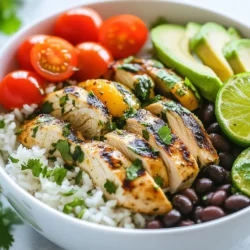 Für die Cilantro Lime Chicken Rice Bowls brauchen wir einige Hauptzutaten. Hier sind sie: - 2 Tassen gekochter Jasminreis - 2 Hähnchenbrustfilets ohne Haut und Knochen - 1/4 Tasse frischer Koriander, fein gehackt - 1 Tasse Kirschtomaten, halbiert - 1 Avocado, in Scheiben geschnitten - 1 Tasse schwarze Bohnen, abgetropft und abgespült Diese Zutaten bilden die Basis für ein schmackhaftes und gesundes Gericht. Der Jasminreis gibt den Bowls eine weiche Textur. Die Hähnchenbrust liefert viel Protein. Koriander sorgt für einen frischen Geschmack. Die Marinade ist der Schlüssel zu diesem Rezept. Hier sind die Gewürze, die du brauchst: - 3 Esslöffel Limettensaft - 2 Esslöffel Olivenöl - 1 Teelöffel Knoblauchpulver - 1 Teelöffel Kreuzkümmel - 1/2 Teelöffel Paprika - Salz und Pfeffer nach Geschmack Diese Mischung macht das Hähnchen zart und würzig. Der Limettensaft fügt einen frischen Kick hinzu. Kreuzkümmel und Paprika geben Tiefe und Farbe. Für mehr Geschmack und Textur kannst du einige optionale Toppings hinzufügen: - Geschnittene Jalapeños - Feta-Käse - Limettenviertel Diese Toppings bringen Abwechslung in die Bowls. Jalapeños sorgen für Schärfe, während Feta einen salzigen Kontrast bietet. Limettenviertel sind perfekt, um mehr Frische hinzuzufügen. {{ingredient_image_2}} Beginne mit der Marinade. Mische in einer kleinen Schüssel den Limettensaft, das Olivenöl, Knoblauchpulver, Kreuzkümmel, Paprika, Salz und Pfeffer. Diese Mischung bringt viel Geschmack. Lege die Hähnchenbrust in einen Beutel oder eine flache Schale. Gieße die Marinade darüber. Achte darauf, dass das Hähnchen gut bedeckt ist. Lasse es mindestens 30 Minuten im Kühlschrank. Wenn du mehr Geschmack willst, mariniere es bis zu 2 Stunden. Heize eine Grillpfanne oder eine beschichtete Pfanne auf mittlerer bis hoher Hitze vor. Nimm das Hähnchen aus der Marinade und lege es in die Pfanne. Brate das Hähnchen für etwa 6-7 Minuten auf jeder Seite. Die Innentemperatur sollte 75°C erreichen. Nimm das Hähnchen vom Herd und lasse es einige Minuten ruhen. Danach kannst du es in Scheiben schneiden. Verteile den gekochten Jasminreis gleichmäßig auf vier Schalen. Belege jede Schale mit den geschnittenen Hähnchen, den schwarzen Bohnen, den halbierten Kirschtomaten und den Avocadoscheiben. Träufle zusätzlichen Limettensaft über die Bowls. Bestreue sie mit dem gehackten Koriander. Du kannst auch optionale Toppings wie Jalapeños oder Feta-Käse hinzufügen. Jetzt ist es Zeit zu genießen! Für das beste Aroma sollte das Hähnchen mindestens 30 Minuten marinieren. Wenn du mehr Zeit hast, lasse es bis zu 2 Stunden im Kühlschrank. So zieht die Marinade besser ein. Nutze einen wiederverschließbaren Beutel, um die Marinade gleichmäßig zu verteilen. Je länger das Hähnchen mariniert, desto intensiver wird der Geschmack. Grille das Hähnchen bei mittlerer bis hoher Hitze. Jede Seite benötigt etwa 6-7 Minuten, bis es gut durch ist. Überprüfe die Innentemperatur. Sie sollte 75°C erreichen. Lasse das Hähnchen nach dem Grillen ruhen, bevor du es schneidest. Das sorgt dafür, dass die Säfte im Fleisch bleiben. Du kannst die Reis-Bowls ganz nach deinem Geschmack anpassen. Füge verschiedene Gemüsesorten hinzu, wie Paprika oder Mais. Wechsel die Bohnen aus, zum Beispiel mit Pinto-Bohnen. Experimentiere mit verschiedenen Toppings wie Jalapeños oder Feta-Käse. So bleibt das Rezept immer spannend und frisch. Pro Tipps Marinieren für mehr Geschmack: Lassen Sie das Hähnchen länger marinieren, idealerweise bis zu 2 Stunden, um ein intensiveres Aroma zu erzielen. Perfekte Hähnchenbrust: Achten Sie darauf, dass die Innentemperatur des Hähnchens 75°C (165°F) erreicht, um ein saftiges und sicheres Ergebnis zu gewährleisten. Frische Zutaten: Verwenden Sie frische und reife Avocados und Kirschtomaten, um den Geschmack und die Textur Ihrer Bowls zu verbessern. Variationen ausprobieren: Fügen Sie weitere Toppings wie geschnittene Jalapeños oder Feta-Käse hinzu, um den Geschmack zu variieren und zu personalisieren. {{image_4}} Wenn du eine vegetarische Option wünschst, kannst du das Hähnchen durch Tofu ersetzen. Verwende festen Tofu und schneide ihn in Würfel. Marinieren kannst du ihn wie das Hähnchen. Brate den Tofu in einer Pfanne, bis er goldbraun ist. Du kannst auch gegrilltes Gemüse wie Paprika oder Zucchini hinzufügen. Diese geben extra Geschmack und Farbe. Die Gewürze in diesem Rezept sind flexibel. Du kannst mehr Kreuzkümmel hinzufügen, wenn du einen stärkeren Geschmack möchtest. Füge für mehr Schärfe etwas Cayennepfeffer hinzu. Für einen süßeren Geschmack verwende ein wenig Honig oder Agavendicksaft in der Marinade. Experimentiere mit deinen Lieblingsgewürzen, um die Bowls nach deinem Geschmack zu gestalten. Für einen besonderen Twist kannst du exotische Zutaten hinzufügen. Probiere Mango oder Ananas für eine fruchtige Note. Diese passen gut zu den anderen Geschmäckern. Auch schwarze Oliven oder Feta-Käse können die Bowls aufpeppen. Diese Zutaten bringen Abwechslung und machen die Bowls einzigartig. Bewahre deine übrig gebliebenen Cilantro Lime Chicken Rice Bowls in einem luftdichten Behälter auf. Diese Bowls können bis zu drei Tage im Kühlschrank frisch bleiben. Achte darauf, dass die Schalen gut verschlossen sind, um den Geschmack zu erhalten. Wenn du die Bowls erneut aufwärmen möchtest, benutze die Mikrowelle. Erhitze die Schalen in kurzen Intervallen von 30 Sekunden. Rühre zwischendurch um, damit alles gleichmäßig warm wird. Du kannst auch einen Topf verwenden. Füge etwas Wasser hinzu, um das Austrocknen zu verhindern. Die Zutaten haben unterschiedliche Haltbarkeiten. Gekochter Jasminreis bleibt im Kühlschrank etwa vier bis fünf Tage gut. Hähnchen bleibt ebenfalls drei bis vier Tage frisch. Avocados und Kirschtomaten sollten jedoch am besten frisch verzehrt werden. Lagere sie getrennt, um ihre Frische zu verlängern. Ja, du kannst das Rezept im Voraus zubereiten. Marinierte Hähnchenbrust kann bis zu zwei Stunden im Kühlschrank bleiben. Du kannst auch den Reis vorher kochen und im Kühlschrank lagern. So sparst du Zeit, wenn du die Bowls servierst. Bereite die Toppings vor und lagere sie getrennt. So bleibt alles frisch. Gute Beilagen sind vielfältig. Du kannst frische Salate oder Tortillachips servieren. Ein leichtes Joghurt-Dressing passt gut dazu. Außerdem sind Guacamole oder Salsa tolle Ergänzungen. Diese Beilagen bringen mehr Geschmack und Textur in die Bowls. Sie machen dein Gericht noch bunter und leckerer. Die Würze lässt sich leicht anpassen. Du kannst mehr Limettensaft für mehr Frische hinzufügen. Wenn du es schärfer magst, füge geschnittene Jalapeños hinzu. Andere Gewürze wie Chili-Pulver oder Koriander geben dem Gericht neue Aromen. Experimentiere mit der Marinade, um deinen eigenen Geschmack zu finden. Reis-Bowls sind einfach und gesund. Wir haben die Hauptzutaten, Gewürze und Toppings besprochen. Die Schritt-für-Schritt-Anleitung hilft dir beim Marinieren und Zubereiten des Hähnchens. Tipps geben dir die besten Tricks zur Garzeit und Variationen. Egal ob vegetarisch oder exotisch, Options gibt es viele. Die Lagerinformationen zeigen dir, wie du Reste aufbewahrst. Jetzt kannst du deine eigenen Reis-Bowls kreieren und genießen!