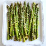 Um leckeren Zitronen-Knoblauch-Röstspargel zu machen, brauchen Sie diese Zutaten: - 450 g frischer Spargel, enden trimmiert - 3 Esslöffel Olivenöl - 4 Zehen Knoblauch, fein gehackt - Schale und Saft von 1 Zitrone Diese Hauptzutaten bringen frische und Geschmack. Der Spargel sorgt für eine knackige Textur. Das Olivenöl hilft beim Rösten und macht alles schön goldbraun. Der Knoblauch gibt einen starken und aromatischen Kick. Die Zitrone bringt Säure und Frische. Für den perfekten Geschmack fügen wir noch etwas hinzu: - 1 Teelöffel Salz - 1/2 Teelöffel schwarzer Pfeffer - 1/4 Teelöffel rote Pfefferflocken (optional) - 2 Esslöffel geriebener Parmesan (optional, zum Garnieren) Die Gewürze sind wichtig. Das Salz hebt die Aromen hervor. Der schwarze Pfeffer bringt eine leichte Schärfe. Die roten Pfefferflocken sind optional, aber sie geben einen schönen Kick. Parmesan ist eine tolle Garnitur, die den Spargel reichhaltiger macht. Frischer Spargel ist der Schlüssel zu diesem Gericht. Achten Sie auf folgende Punkte: - Die Stangen sollten fest und knusprig sein. - Die Spitzen sollten fest geschlossen sein. - Vermeiden Sie welke oder braune Stangen. Wenn Sie diese Tipps beachten, werden Sie den besten Spargel finden. Frischer Spargel schmeckt besser und hat mehr Nährstoffe. Heize deinen Ofen auf 200°C vor. Während der Ofen sich erwärmt, bereite die Zutaten vor. Du brauchst frischen Spargel, der gut aussieht. Schneide die Enden ab, damit der Spargel zart ist. In einer großen Schüssel gibst du das Olivenöl, den gehackten Knoblauch, die Zitronenschale und den Zitronensaft dazu. Füge das Salz, den schwarzen Pfeffer und die roten Pfefferflocken hinzu, wenn du etwas Schärfe magst. Rühre alles gut um, damit die Aromen sich vermischen. Nimm den vorbereiteten Spargel und lege ihn in die Schüssel mit der Marinade. Mische alles gut, bis der Spargel gleichmäßig mit der Marinade bedeckt ist. Das ist wichtig, denn so nimmt der Spargel die Aromen auf. Verteile den Spargel anschließend auf einem großen Backblech. Achte darauf, dass die Stangen nicht übereinander liegen. So rösten sie gleichmäßig und werden schön knusprig. Schiebe das Backblech in den vorgeheizten Ofen. Röste den Spargel für 12 bis 15 Minuten. Du wirst sehen, wenn er zart und leicht knusprig ist. Nach dem Rösten nimm den Spargel heraus und lasse ihn eine Minute abkühlen. Wenn du magst, bestreue ihn mit geriebenem Parmesan. So gibt es einen zusätzlichen Geschmackskick. Serviere den Spargel warm als Beilage oder auf Quinoa für eine leichte Mahlzeit. Um die besten Röstaromen zu erzielen, achten Sie darauf, frischen Spargel zu wählen. Der Spargel sollte fest und knackig sein. Schneiden Sie die Enden ab, damit der Spargel zart bleibt. Verwenden Sie genug Olivenöl, um den Spargel gleichmäßig zu bedecken. So wird er knusprig und lecker. Stellen Sie sicher, dass der Spargel auf dem Blech nicht übereinander liegt. Dadurch kann er richtig rösten und wird gleichmäßig braun. Wenn Sie keinen Parmesan mögen oder eine Alternative suchen, gibt es viele Optionen. Für einen würzigen Geschmack probieren Sie Feta-Käse. Er passt gut zu dem Zitronengeschmack. Eine andere gute Wahl ist geriebener Pecorino. Wenn Sie es vegan halten möchten, verwenden Sie Hefeflocken. Sie geben einen tollen, käsigen Geschmack ohne Milchprodukte. Frische Kräuter wie Petersilie oder Basilikum sind ebenfalls eine schmackhafte Garnitur. Ein häufiger Fehler ist, den Spargel zu lange zu rösten. Überprüfen Sie ihn nach 12 Minuten. Er sollte zart, aber nicht matschig sein. Ein weiterer Fehler ist, den Spargel nicht richtig zu würzen. Salz und Pfeffer sind wichtig für den Geschmack. Achten Sie auch darauf, die Backtemperatur richtig einzustellen. 200°C ist ideal für knusprigen Spargel. Schließlich sollten Sie den Spargel gleichmäßig verteilen, um ein gleichmäßiges Rösten zu gewährleisten. {{image_4}} Für eine köstliche Abwandlung füge ich Feta hinzu. Der salzige Geschmack des Fetas passt perfekt zu Spargel. Nach dem Rösten streue einfach zerbröckelten Feta über den heißen Spargel. Der Käse schmilzt leicht und gibt einen tollen Geschmack. Diese Kombination macht das Gericht noch reichhaltiger und interessanter. Ich liebe es, mit verschiedenen Gewürzen zu experimentieren. Für einen schärferen Kick füge ich rote Pfefferflocken hinzu. Du kannst auch Paprika oder Kreuzkümmel ausprobieren. Diese Gewürze geben dem Spargel eine neue Dimension. Wenn du es lieber mild magst, bleibe einfach bei Salz und Pfeffer. Die Wahl der Gewürze kann den gesamten Geschmack des Gerichts verändern. Für eine vegane Variante lass den Parmesan einfach weg. Du kannst auch Hefeflocken verwenden. Diese Flocken geben einen käsigen Geschmack ohne Milchprodukte. Achte darauf, dass alle Zutaten vegan sind, besonders die Gewürze. So bleibt das Gericht gesund und lecker für alle! Wenn Sie Reste von Zitronen-Knoblauch-Röstspargel haben, bewahren Sie sie in einem luftdichten Behälter auf. Stellen Sie sicher, dass der Spargel gut abgekühlt ist, bevor Sie ihn einpacken. Im Kühlschrank bleibt er so für etwa 3-4 Tage frisch. Vermeiden Sie es, den Spargel bei Raumtemperatur stehen zu lassen. So bleibt er knusprig und lecker. Sie können den Spargel auch einfrieren. Lassen Sie ihn zuerst vollständig abkühlen. Legen Sie ihn dann in einen Gefrierbeutel und entfernen Sie die Luft. So bleibt er bis zu 3 Monate haltbar. Wenn Sie ihn später verwenden möchten, tauen Sie ihn im Kühlschrank auf, bevor Sie ihn aufwärmen. Um den Spargel wieder aufzuwärmen, nutzen Sie den Ofen. Heizen Sie ihn auf 180°C vor. Legen Sie den Spargel auf ein Backblech und rösten Sie ihn für 5-7 Minuten. So bleibt er zart und knusprig. Vermeiden Sie die Mikrowelle, da der Spargel dadurch weich werden kann. Ich empfehle, den Spargel 12 bis 15 Minuten zu rösten. In dieser Zeit wird der Spargel zart und bekommt eine leicht knusprige Textur. Schauen Sie nach, ob er eine schöne, goldene Farbe hat. Wenn er weich ist, sind Sie bereit, ihn aus dem Ofen zu nehmen. Ja, Sie können andere Gemüse wie Paprika, Karotten oder Zucchini hinzufügen. Achten Sie darauf, dass die Gemüse ähnliche Garzeiten haben. So röstet alles gleichmäßig. Schneiden Sie die anderen Gemüse in ähnliche Größen wie den Spargel, damit sie gleichmäßig garen. Frischer Spargel hat leuchtend grüne Stängel und feste Enden. Die Spitzen sollten fest geschlossen sein. Wenn die Spitzen braun oder schlaff sind, ist der Spargel nicht frisch. Drücken Sie die Stängel leicht; sie sollten knackig sein und nicht nachgeben. Um leckeren Zitronen-Knoblauch-Röstspargel zuzubereiten, braucht es die richtigen Zutaten. Frischer Spargel und gut ausgewählte Gewürze sind der Schlüssel. Die Schritt-für-Schritt-Anleitung hilft kein Problem beim Roasten zu haben. Den besten Geschmack erhält man durch einfache Tipps und Tricks. Variationen sorgen für Abwechslung. Richtiges Lagern verlängert die Haltbarkeit. Zitronen-Knoblauch-Röstspargel ist vielseitig und einfach. Probier neue Ideen aus und genieße dein Gericht!
