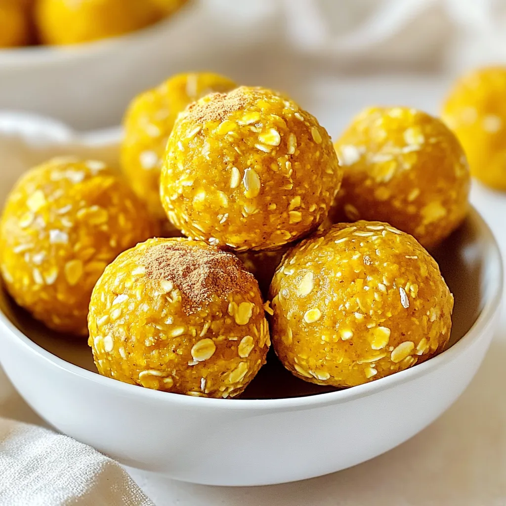 Um Kürbisgewürz-Energiebällchen zu machen, brauchst du: - 1 Tasse Haferflocken - 1/2 Tasse Mandelbutter (oder eine andere Nussbutter) - 1/2 Tasse Kürbispüree aus der Dose - 1/4 Tasse Honig oder Ahornsirup - 1 Teelöffel Kürbisgewürzmischung - 1/4 Teelöffel Salz - 1/2 Tasse gemahlene Leinsamen - 1/2 Tasse Schokoladenstückchen oder gehackte Nüsse (optional) Diese Zutaten machen deine Energiebällchen lecker und nahrhaft. Du kannst einige Zutaten leicht ändern. Zum Beispiel: - Nussbutter: Verwende Erdnussbutter oder Cashewbutter. - Süßungsmittel: Statt Honig kannst du Agavendicksaft verwenden. - Gewürze: Füge mehr Zimt oder etwas Vanille hinzu. - Zusätze: Probiere Trockenfrüchte oder Samen für mehr Textur. Diese Optionen helfen dir, die Bällchen nach deinem Geschmack zu gestalten. Die Zutaten bringen viele Vorteile: - Haferflocken: Sie sind reich an Ballaststoffen und geben dir Energie. - Mandelbutter: Sie liefert gesunde Fette und Proteine. - Kürbispüree: Es ist voll von Vitaminen wie Vitamin A. - Leinsamen: Sie sind eine gute Quelle für Omega-3-Fettsäuren. Diese Nährstoffe helfen dir, gesund und aktiv zu bleiben. {{ingredient_image_2}} Um die Kürbisgewürz-Energiebällchen zu machen, brauchst du einen großen Rührschüssel. Beginne mit den trockenen Zutaten. Mische die Haferflocken, die gemahlenen Leinsamen, die Kürbisgewürzmischung und das Salz gut zusammen. Das sorgt für einen gleichmäßigen Geschmack. In einer anderen Schüssel vermenge die Mandelbutter, das Kürbispüree und den Honig oder Ahornsirup. Rühre alles, bis die Mischung glatt ist. Gieße die feuchte Mischung in die Schüssel mit den trockenen Zutaten und rühre gut um. Du kannst die Energiebällchen ganz nach deinem Geschmack anpassen. Füge zum Beispiel Schokoladenstückchen oder gehackte Nüsse hinzu. Diese machen die Bällchen noch leckerer. Du kannst auch verschiedene Nussbutter verwenden oder die Süße anpassen. Experimentiere mit der Menge an Kürbisgewürz, um den perfekten Geschmack für dich zu finden. Die richtige Konsistenz ist wichtig. Wenn die Mischung zu trocken ist, füge etwas mehr Mandelbutter oder Honig hinzu. Ist sie zu feucht? Dann streue mehr Haferflocken oder Leinsamen hinein. Nach dem Mischen stelle die Schüssel für 30 Minuten in den Kühlschrank. Das hilft, die Bällchen fester zu machen. Wenn du sie dann formst, sollten sie gut zusammenhalten. Ein häufiger Fehler ist, die Mischung nicht gut zu vermengen. Du musst sicherstellen, dass alle trockenen und feuchten Zutaten gleichmäßig verteilt sind. Wenn du das nicht machst, schmecken die Bällchen nicht gut. Achte auch darauf, die richtige Menge Honig oder Sirup zu verwenden. Zu viel macht sie zu süß, zu wenig lässt sie trocken. Um die Bällchen frisch zu halten, lege sie in einen luftdichten Behälter. Bewahre sie im Kühlschrank auf. So bleiben sie bis zu einer Woche frisch. Du kannst sie auch in kleinen Portionen einfrieren. So hast du immer einen schnellen Snack zur Hand. Du kannst die Bällchen nach deinem Geschmack anpassen. Füge verschiedene Nüsse oder Samen hinzu. Ein paar getrocknete Früchte wie Cranberries oder Aprikosen geben einen tollen Geschmack. Experimentiere mit verschiedenen Gewürzen. Probiere Vanille oder sogar eine Prise Cayennepfeffer für einen kleinen Kick. Pro Tips Tip 1 - Kühlen für die richtige Konsistenz: Lassen Sie die Mischung vor dem Formen der Bällchen im Kühlschrank ruhen. Dies hilft, die Zutaten zu festigen und erleichtert das Formen der Bällchen. Tip 2 - Variationen ausprobieren: Experimentieren Sie mit verschiedenen Nussbutter-Varianten wie Erdnussbutter oder Cashewbutter, um den Geschmack zu verändern. Tip 3 - Gesunde Ergänzungen: Fügen Sie zusätzliche Superfoods wie Chia-Samen oder gehackte Datteln hinzu, um den Nährstoffgehalt der Energiebällchen zu erhöhen. Tip 4 - Lagerung: Bewahren Sie die Energiebällchen in einem luftdichten Behälter im Kühlschrank auf, damit sie frisch bleiben und länger haltbar sind. {{image_4}} Bei Kürbisgewürz-Energiebällchen kann man kreativ sein. Du kannst verschiedene Nussbutter verwenden. Probiere Erdnussbutter oder Cashewbutter für einen neuen Geschmack. Auch die Kürbisgewürzmischung ist anpassbar. Wenn du magst, füge mehr Zimt oder Muskatnuss hinzu. Du kannst auch die Schokoladenstückchen durch Trockenfrüchte ersetzen. Datteln oder Cranberries passen gut. Diese Variationen machen deine Energiebällchen einzigartig und lecker. Hast du Allergien? Dann gibt es einfache Alternativen. Nutze Sonnenblumenkernbutter anstelle von Nussbutter. Das macht die Bällchen nussfrei. Du kannst auch Honig durch Agavendicksaft ersetzen, um sie vegan zu machen. Wenn du Gluten vermeidest, verwende glutenfreie Haferflocken. Achte darauf, dass alle Zutaten sicher sind. So kannst du die Energiebällchen genießen, ohne dir Sorgen zu machen. Die Saison beeinflusst auch unsere Snacks. Im Herbst ist Kürbis das Hauptmerkmal. Im Winter kannst du Cranberries und Walnüsse hinzufügen. Diese bringen einen neuen Geschmack und Textur. Im Frühling füge frische Kräuter wie Minze hinzu. Im Sommer sind Kokosraspel oder frische Beeren eine tolle Ergänzung. Experimentiere mit saisonalen Zutaten, um deine Energiebällchen frisch und spannend zu halten. Um die Frische deiner Kürbisgewürz-Energiebällchen zu bewahren, lagere sie in einem luftdichten Behälter. Stelle den Behälter an einen kühlen, dunklen Ort. Ein Kühlschrank ist ideal, da die kühle Temperatur hilft, die Bällchen länger frisch zu halten. Vermeide es, sie in der Nähe von Wärmequellen aufzubewahren. Die Energiebällchen halten sich im Kühlschrank etwa eine Woche. Nach dieser Zeit könnten sie an Geschmack und Textur verlieren. Wenn du sie länger aufbewahren möchtest, ist das Einfrieren eine gute Option. Achte darauf, die Bällchen in Portionen einzufrieren, um das Auftauen zu erleichtern. Um die Energiebällchen einzufrieren, lege sie auf ein Backblech und friere sie für etwa zwei Stunden ein. Danach kannst du die gefrorenen Bällchen in einen luftdichten Behälter oder einen Gefrierbeutel umfüllen. So bleiben sie bis zu drei Monate frisch. Zum Verzehr lasse sie einfach bei Raumtemperatur auftauen oder erwärme sie kurz in der Mikrowelle. Die Kürbisgewürz-Energiebällchen bleiben frisch für bis zu einer Woche im Kühlschrank. Lagern Sie sie in einem luftdichten Behälter. So vermeiden Sie, dass sie trocken werden. Sie können die Bällchen auch länger aufbewahren, indem Sie sie einfrieren. Im Gefrierfach halten sie bis zu drei Monate. Lassen Sie sie vor dem Verzehr einfach bei Raumtemperatur auftauen. Ja, Sie können glutenfreie Haferflocken verwenden. Achten Sie darauf, dass die Packung das glutenfreie Symbol hat. So stellen Sie sicher, dass keine Spuren von Gluten enthalten sind. Es gibt viele Marken, die glutenfreie Haferflocken anbieten. Diese Bällchen schmecken auch mit glutenfreien Haferflocken sehr gut. Ja, die Kürbisgewürz-Energiebällchen können vegan sein. Ersetzen Sie einfach den Honig durch Ahornsirup. So bleibt das Rezept vollständig pflanzlich. Alle anderen Zutaten sind von Natur aus vegan. Diese Bällchen sind eine leckere und nahrhafte Snack-Option für Veganer. In diesem Artikel haben wir die besten Zutaten für Kürbisgewürz-Energiebällchen besprochen. Wir haben eine genaue Liste gegeben und alternative Zutaten vorgeschlagen. Die Schritt-für-Schritt-Anleitung zeigt, wie man sie richtig zubereitet. Außerdem haben wir häufige Fehler und Tipps zur Lagerung geteilt. Denken Sie daran, die Bällchen individuell anzupassen und kreativ zu sein. Mit diesen Ideen können Sie gesunde Snacks genießen. Experimentieren Sie und finden Sie Ihre Lieblingsvariationen!