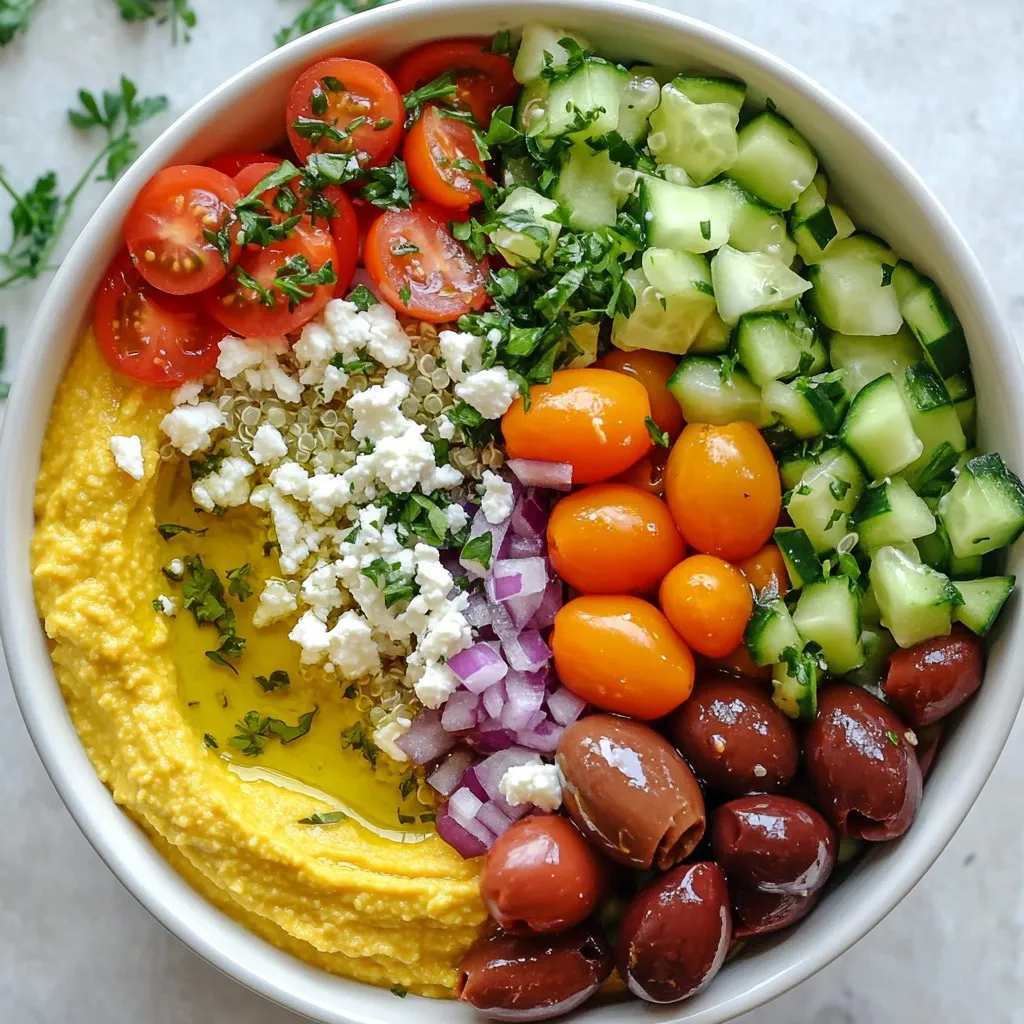 Für deine mediterranen Hummus-Bowls brauchst du diese Hauptzutaten: - 1 Tasse selbstgemachter oder gekaufter Hummus - 1 Tasse gekochte Quinoa oder Couscous - 1 Tasse Kirschtomaten, halbiert - 1 Gurke, gewürfelt - 1/2 rote Zwiebel, fein gehackt - 1 Tasse Kalamata-Oliven, entsteint und halbiert - 1/2 Tasse Feta-Käse, zerbröselt - 2 Esslöffel frische Petersilie, gehackt - 1 Esslöffel Zitronensaft - 2 Esslöffel natives Olivenöl extra - Salz und Pfeffer, nach Geschmack - Pita-Brot, zum Servieren Diese Zutaten machen dein Gericht bunt und voller Geschmack. Hummus gibt eine cremige Basis. Quinoa oder Couscous sorgt für die nötige Füllung. Ich empfehle, Hummus selbst zu machen, wenn du Zeit hast. Er ist einfach und macht großen Spaß. Du brauchst Kichererbsen, Tahini, Zitronensaft, Knoblauch, und Olivenöl. Mische alles in einem Mixer. So hast du frischen Hummus, der super lecker ist. Falls du keinen Hummus machen kannst, kaufe ihn. Achte darauf, einen hochwertigen Hummus zu wählen. Viele Marken bieten tolle Sorten an. Suche nach einem Hummus ohne viele Zusatzstoffe. Du kannst die Gemüsemischung nach deinem Geschmack anpassen. Probiere Paprika, Karotten oder Avocado. Diese ergänzen die Bowls wunderbar. Feta ist klassisch, aber du kannst auch andere Käsesorten verwenden. Ziegenkäse oder Parmesan geben einen anderen Geschmack. Du kannst auch ganz auf Käse verzichten, wenn du magst. Der Spaß an den mediterranen Hummus-Bowls liegt in der Vielfalt. Experimentiere mit verschiedenen Zutaten, um deine perfekte Bowl zu finden. {{ingredient_image_2}} Zuerst nehmen Sie eine Schüssel. Fügen Sie die halbierten Kirschtomaten, die gewürfelte Gurke und die fein gehackte rote Zwiebel hinzu. Diese Mischung bringt frische Aromen in die Schalen. Jetzt träufeln Sie etwas natives Olivenöl und Zitronensaft darüber. Das gibt dem Salat eine schöne Note. Würzen Sie die Mischung mit Salz und Pfeffer, um den Geschmack zu verstärken. Rühren Sie vorsichtig um, damit alles gut vermischt ist. Stellen Sie den Salat dann beiseite. Wenn Sie Quinoa oder Couscous verwenden, kochen Sie es nach den Anweisungen auf der Verpackung. Das ist ganz einfach! Nachdem es gar ist, lockern Sie es mit einer Gabel auf. Lassen Sie es kurz abkühlen, damit es nicht zu heiß ist, wenn Sie es schichten. Quinoa ist eine tolle, proteinreiche Basis. Couscous ist schnell zubereitet und sehr lecker. Jetzt kommt der spaßige Teil! Nehmen Sie eine Servierschale und verteilen Sie eine großzügige Schicht Hummus am Boden. Das gibt eine schöne, cremige Basis. Darauf kommt eine Schicht Quinoa oder Couscous. Jetzt fügen Sie die bunte Mischung aus Tomaten, Gurken und Zwiebeln hinzu. Streuen Sie die Kalamata-Oliven und den zerbröselten Feta-Käse darüber. Das sieht nicht nur toll aus, sondern schmeckt auch fantastisch! Garnieren Sie jede Bowl mit frisch gehackter Petersilie. Das gibt Farbe und zusätzlichen Geschmack. Servieren Sie die Bowls mit warmem Pita-Brot. So kann man alles gut dippen oder scoopen. Der Hummus sollte cremig und glatt sein. Um dies zu erreichen, nutze eine hochwertige Kichererbse. Wenn du selbstgemachten Hummus machst, püriere ihn gut. Ein Schuss Wasser oder Olivenöl kann helfen, die Konsistenz zu verbessern. Probiere, ihn nicht zu lange zu pürieren, damit er nicht zu flüssig wird. Die Aromen sind der Schlüssel zu einem großartigen Gericht. Frische Kräuter wie Petersilie bringen Farbe und Geschmack. Frischer Zitronensaft sorgt für einen spritzigen Kick. Das Olivenöl sollte von hoher Qualität sein, um die Aromen zu verstärken. Mische die Zutaten gut, damit sich die Aromen verbinden und ein harmonisches Ergebnis entsteht. Das Auge isst mit! Beginne mit einer schönen Schicht Hummus in der Schüssel. Verteile die Quinoa oder den Couscous gleichmäßig darüber. Füge dann den bunten Gemüsesalat hinzu. Streue die Oliven und den Feta darüber. Zum Schluss garnierst du mit frischer Petersilie. Serviere die Bowls mit warmem Pita-Brot. Das macht das Essen noch einladender. Pro Tipps Frische Zutaten verwenden: Verwenden Sie möglichst frische und saisonale Zutaten, um den Geschmack Ihrer Hummus-Bowls zu maximieren. Hummus selbst machen: Selbstgemachter Hummus hat einen unvergleichlichen Geschmack. Experimentieren Sie mit verschiedenen Gewürzen, um Ihre eigene Note zu finden. Quinoa oder Couscous richtig zubereiten: Achten Sie darauf, Quinoa oder Couscous gut zu kochen und vor dem Servieren abkühlen zu lassen, damit die Textur angenehm bleibt. Das richtige Dressing: Ein einfaches Dressing aus Olivenöl und Zitronensaft bringt die Aromen der frischen Zutaten perfekt zur Geltung. {{image_4}} Für eine vegane Variante ersetzen Sie den Feta-Käse. Verwenden Sie stattdessen zerdrückte Avocado oder etwas gerösteten Tofu. Beide geben dem Gericht eine cremige Textur und einen tollen Geschmack. Achten Sie darauf, dass der Hummus auch vegan ist. Eine einfache Rezeptur besteht aus Kichererbsen, Tahini, Zitronensaft, Knoblauch und Olivenöl. Um die Bowls glutenfrei zu machen, verwenden Sie Quinoa statt Couscous. Quinoa ist von Natur aus glutenfrei und hat einen nussigen Geschmack. Auch das Pita-Brot lässt sich durch glutenfreies Brot oder Gemüse wie Paprika ersetzen. In Scheiben geschnittene Gurken eignen sich perfekt zum Dippen. Ein gutes Dressing bringt die Bowls zum Leben. Versuchen Sie ein einfaches Olivenöl-Zitronen-Dressing. Mischen Sie dazu 3 Teile Olivenöl und 1 Teil Zitronensaft. Fügen Sie einen Teelöffel Honig und etwas Senf hinzu. Für einen würzigen Kick können Sie auch etwas Tahini oder Joghurt hinzufügen. Experimentieren Sie mit Kräutern wie Dill oder Minze für frische Aromen. Hummus-Bowls sind lecker, aber auch schnell verderblich. Lagern Sie sie in einem luftdichten Behälter. Sie bleiben so frisch. Im Kühlschrank halten sie sich etwa drei Tage. Achten Sie darauf, die Zutaten getrennt aufzubewahren. So bleibt alles länger knackig und frisch. Um die Frische der Zutaten zu verlängern, verwenden Sie frisches Gemüse. Schneiden Sie die Gurke und die Tomaten kurz vor dem Servieren. Bewahren Sie die gehackte Zwiebel in einem separaten Behälter auf. Ein Spritzer Zitronensaft kann helfen, die Frische zu bewahren. Lagern Sie auch den Feta-Käse in einer verschlossenen Packung. So bleibt er länger gut. Hummus kann einfach eingefroren werden. Füllen Sie ihn in kleine Behälter oder Eiswürfelformen. So können Sie immer nur die Menge auftauen, die Sie brauchen. Quinoa oder Couscous lässt sich ebenfalls gut einfrieren. Kochen Sie eine größere Menge und lassen Sie sie abkühlen. Füllen Sie sie in Beutel und frieren Sie sie ein. So haben Sie immer eine schnelle Basis für Ihre Hummus-Bowls. Selbstgemachter Hummus hält sich etwa 4 bis 7 Tage im Kühlschrank. Lagern Sie ihn in einem luftdichten Behälter. So bleibt er frisch. Wenn Sie einen alten Hummus finden, riechen Sie daran. Wenn er schlecht riecht oder schimmelig aussieht, entsorgen Sie ihn. Ja, Sie können andere Bohnen verwenden. Weiße Bohnen oder schwarze Bohnen sind gute Alternativen. Diese Bohnen geben einen anderen Geschmack, aber sie sind lecker. Experimentieren Sie mit verschiedenen Bohnen, um Ihre eigene Note zu finden. Um die Bowls proteinreicher zu machen, fügen Sie einige gekochte Bohnen oder Linsen hinzu. Sie können auch Hähnchen oder Tofu grillen und schneiden. Diese Zutaten sind einfach und lecker. Ein Ei, weich gekocht, ist auch eine tolle Proteinquelle. Mediterrane Hummus-Bowls sind frisch, vielseitig und leicht zuzubereiten. Wir haben die Hauptzutaten, die Zubereitung, Tipps zur Konsistenz und verschiedene Variationen besprochen. Gute Lagerung hält die Schalen länger frisch. Denk daran, dass du Hummus und andere Zutaten nach deinem Geschmack anpassen kannst. Mit diesen einfachen Ideen verwandelst du ein gesundes Gericht in ein echtes Geschmackserlebnis. Probiere es aus und genieße die Farben und Aromen der mediterranen Küche!