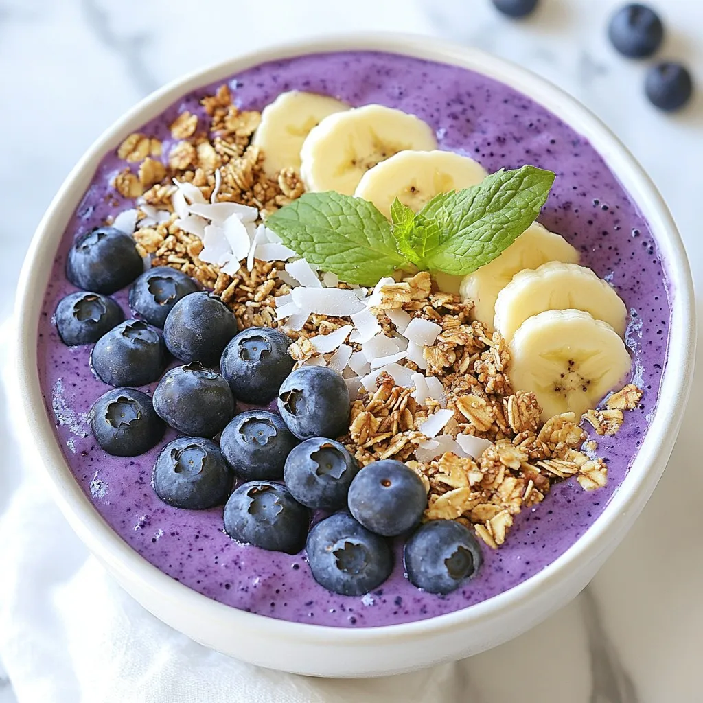 Für die Blueberry Coconut Smoothie Bowl brauchst du nur wenige frische Zutaten. Hier ist die Liste: - 1 Tasse gefrorene Heidelbeeren - 1 Banane, in Scheiben geschnitten - 1/2 Tasse Kokosmilch (aus der Dose oder aus Karton) - 1/4 Tasse griechischer Joghurt (optional) - 1 Esslöffel Chiasamen - 1 Esslöffel Honig oder Ahornsirup - Frische Heidelbeeren und Bananenscheiben zum Garnieren - 1/4 Tasse Granola - Geraspelte Kokosnuss - Minzblätter zur Garnitur Die gefrorenen Heidelbeeren sind das Herzstück dieses Rezepts. Sie bringen süßen und fruchtigen Geschmack. Die Banane fügt eine cremige Textur hinzu. Kokosmilch sorgt für einen tropischen Flair. Der griechische Joghurt macht die Mischung noch reichhaltiger. Chiasamen geben einen kleinen Crunch und sind gesund. Honig oder Ahornsirup süßt nach deinem Geschmack. Du kannst kreativ werden! Füge andere Früchte wie Erdbeeren oder Mangos hinzu. Probiere verschiedene Toppings wie Nüsse oder Samen. Für eine vegane Variante lässt du den Joghurt weg oder nimmst pflanzlichen Joghurt. Ein Spritzer Limettensaft verleiht frische. {{ingredient_image_2}} Zuerst brauchst du deine Zutaten. Nimm eine Tasse gefrorene Heidelbeeren. Diese geben dem Smoothie eine schöne Farbe und viel Geschmack. Dann schneide eine Banane in Scheiben. Die Banane macht die Mischung süß und cremig. Du benötigst auch eine halbe Tasse Kokosmilch. Diese sorgt für einen tropischen Geschmack. Wenn du extra Cremigkeit möchtest, füge einen viertel Tasse griechischen Joghurt hinzu. Chiasamen sind wichtig für die Nährstoffe, nimm einen Esslöffel. Du kannst auch einen Esslöffel Honig oder Ahornsirup hinzufügen, je nach deinem Geschmack. Gib alle Zutaten in einen Mixer. Mixe sie auf höchster Stufe, bis die Mischung glatt ist. Wenn die Mischung zu dick ist, füge langsam mehr Kokosmilch hinzu. Scrape die Seiten des Mixbehälters ab, damit alles gut vermischt wird. Die perfekte Konsistenz ist cremig, aber nicht zu flüssig. Gieße die glatte Mischung in eine Schüssel. Jetzt kommt der spaßige Teil: die Garnierung! Verwende frische Heidelbeeren und Bananenscheiben. Streue etwas Granola für den Crunch darüber. Füge auch geraspelte Kokosnuss hinzu, um mehr Geschmack zu bekommen. Minzblätter machen das Ganze frisch und hübsch. Serviere die Smoothie-Schüssel sofort und genieße die köstliche Frische! Um die perfekte Konsistenz zu erzielen, achte auf die gefrorenen Heidelbeeren. Sie geben der Mischung eine cremige Textur. Wenn die Mischung zu dick ist, füge langsam mehr Kokosmilch hinzu. Mixe alles gut, bis es ganz glatt ist. Du kannst auch mehr Joghurt verwenden, um die Bowl noch cremiger zu machen. Für die Garnierung benutze frische Heidelbeeren und Bananenscheiben. Diese bringen Farbe und Frische. Granola fügt einen tollen Crunch hinzu. Streue etwas geraspelte Kokosnuss darüber für mehr Geschmack. Minzblätter sind eine schöne, grüne Deko und geben einen frischen Duft. Du kannst die Bowl mit verschiedenen Früchten anpassen. Füge Erdbeeren oder Mangostücke hinzu für extra Süße. Für mehr Nährstoffe probiere Chiasamen oder Leinsamen. Wenn du eine vegane Version möchtest, lasse den Joghurt weg oder nutze pflanzliche Alternativen. So bleibt die Bowl lecker und gesund! Pro Tipps Reife Bananen verwenden: Je reifer die Banane, desto süßer und cremiger wird Ihr Smoothie. Wählen Sie Bananen mit braunen Flecken für den besten Geschmack! Kokosmilch anpassen: Experimentieren Sie mit der Kokosmilchmenge, um die gewünschte Konsistenz zu erreichen. Für eine dickere Textur fügen Sie weniger hinzu. Chiasamen einweichen: Lassen Sie die Chiasamen vor dem Mischen einige Minuten in Wasser oder Kokosmilch einweichen, um die Nährstoffe besser freizusetzen und eine cremigere Konsistenz zu erzielen. Garnierungen kreativ gestalten: Fügen Sie verschiedene Garnierungen wie Nüsse, Samen oder andere Früchte hinzu, um zusätzliche Texturen und Geschmäcker zu kreieren! {{image_4}} Du kannst frische oder gefrorene Früchte zu deiner Smoothie-Bowl hinzufügen. Einige gute Optionen sind: - Erdbeeren - Himbeeren - Mango - Pfirsiche Diese Früchte bringen neue Aromen und Farben. Sie machen die Bowl noch leckerer. Du kannst auch eine Mischung aus verschiedenen Früchten verwenden. Toppings machen deine Smoothie-Bowl spannend und nahrhaft. Hier sind einige gesunde Ideen: - Chiasamen für Ballaststoffe - Leinsamen für Omega-3-Fettsäuren - Nüsse für Protein - Joghurt für Probiotika Diese Toppings fügen Geschmack und Textur hinzu. Sie machen deine Bowl nicht nur lecker, sondern auch gesund. Wenn du eine vegane Option suchst, kannst du einige Zutaten anpassen. Hier sind meine Tipps: - Verwende pflanzliche Joghurtalternativen statt griechischem Joghurt. - Nutze Ahornsirup oder Agavendicksaft als Süßungsmittel. - Achte darauf, dass die Kokosmilch vegan ist. Diese Anpassungen bringen die gleiche Cremigkeit und den gleichen Geschmack. Du kannst deine vegane Smoothie-Bowl genauso genießen. Die Smoothie-Bowl bleibt frisch, wenn Sie sie richtig lagern. Verwenden Sie einen luftdichten Behälter. So bleibt die Bowl für einige Stunden frisch. Sie können die Schüssel im Kühlschrank aufbewahren. Achten Sie darauf, die Garnitur erst kurz vor dem Servieren hinzuzufügen. So bleibt alles knackig und lecker. Für einen schnellen Start am Morgen können Sie die Zutaten vorbereiten. Messen Sie die gefrorenen Heidelbeeren und die Banane ab. Geben Sie sie in einen Gefrierbeutel und frieren Sie sie ein. Messen Sie die Kokosmilch und den Joghurt ebenfalls ab. So haben Sie alles bereit, um schnell zu mixen. Es dauert nur wenige Minuten, um Ihre Smoothie-Bowl zuzubereiten. Die Smoothie-Bowl ist am besten frisch. Sie können sie jedoch bis zu 24 Stunden im Kühlschrank aufbewahren. Nach dieser Zeit kann die Textur etwas dünner werden. Wenn es nötig ist, fügen Sie einfach etwas mehr Kokosmilch hinzu, um die Konsistenz zu verbessern. Achten Sie darauf, dass Sie die Bowl gut abdecken. So vermeiden Sie, dass sie Gerüche aus dem Kühlschrank aufnimmt. Um die Smoothie-Bowl nahrhafter zu machen, füge einfach mehr gesunde Zutaten hinzu. Hier sind einige Ideen: - Füge Spinat oder Grünkohl für mehr Vitamine hinzu. - Verwende eine Handvoll Nüsse oder Samen für gesunde Fette. - Ersetze den Honig durch einen Löffel Erdnussbutter für mehr Protein. - Nutze zusätzliches Obst wie Erdbeeren oder Mango für mehr Geschmack und Nährstoffe. Kokosmilch und Mandelmilch unterscheiden sich in der Basis und im Geschmack. - Kokosmilch kommt aus dem Fleisch der Kokosnuss und hat einen reichen, cremigen Geschmack. - Mandelmilch wird aus gemahlenen Mandeln und Wasser hergestellt und hat einen leicht nussigen Geschmack. - Kokosmilch ist dicker und fettreicher, während Mandelmilch leichter und dünner ist. Beide Milchsorten sind vegan, aber die Wahl hängt von deinem Geschmack ab. Ja, du kannst die Bananen weglassen. Sie helfen, die Smoothie-Bowl cremig zu machen. - Ersetze die Banane durch einen anderen gefrorenen Obsttyp, wie Mango oder Pfirsich. - Du kannst auch Avocado verwenden, um die Cremigkeit zu erhalten. - Wenn du die Süße vermisst, füge mehr Honig oder einen anderen Süßstoff hinzu. So bleibt die Bowl lecker und frisch! Die Smoothie-Bowl ist einfach und lecker. Du hast wichtige Zutaten und Variationen kennengelernt. Du weißt nun, wie du die Konsistenz perfekt hinbekommst. Die Tipps helfen dir, deine Bowl zu garnieren. Denke auch an gesunde Toppings. Mit diesen Informationen bist du bereit, deine eigenen Kreationen zu starten. Experimentiere frei und genieße. Deine Smoothie-Bowl wird sicher toll!