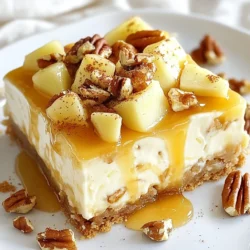 Für die Käsekuchenfüllung benötigst du folgende Zutaten: - 2 Tassen Frischkäse, weich - 1 Tasse Puderzucker - 2 große Eier - 1 Teelöffel Vanilleextrakt - 2 Tassen gewürfelte Äpfel (z. B. Granny Smith oder Honeycrisp) - ½ Teelöffel Zimt - 1 Tasse gehackte Pekannüsse Diese Zutaten machen die Füllung cremig und lecker. Der Frischkäse gibt der Füllung die perfekte Textur. Der Puderzucker sorgt für die nötige Süße. Die Äpfel bringen Frische und einen tollen Geschmack. Die Pekannüsse geben einen knusprigen Biss. Zimt rundet alles ab und macht es gemütlich. Die Kruste ist einfach und lecker. Du brauchst: - 1 ½ Tassen Graham-Cracker-Brösel - ½ Tasse ungesalzene Butter, geschmolzen - ¼ Tasse Kristallzucker Die Graham-Cracker-Brösel sorgen für eine knusprige Basis. Die Butter macht die Kruste reichhaltig. Der Kristallzucker fügt einen Hauch von Süße hinzu. Du kannst die Riegel noch besser machen mit: - ¼ Tasse Karamellsauce (zum Beträufeln) - Zusätzlichen Pekannüssen zum Garnieren - Einem Hauch Zimt für die Präsentation - Einem Klecks Schlagsahne oder einer Kugel Vanilleeis Diese Extras machen die Riegel noch köstlicher. Die Karamellsauce bringt Süße und einen schönen Glanz. Schlagsahne oder Eis geben eine cremige Note. So wird jeder Biss zu einem Genuss! {{ingredient_image_2}} Heize zuerst deinen Ofen auf 175°C vor. Nimm eine 23x23 cm große Backform. Lege die Form mit Backpapier aus, dabei sollte das Papier überhängen. So kannst du die Riegel später einfach herausnehmen. Nimm eine mittlere Schüssel und füge 1 ½ Tassen Graham-Cracker-Brösel, ½ Tasse geschmolzene Butter und ¼ Tasse Kristallzucker hinzu. Vermenge alles gut, bis die Mischung gleichmäßig ist. Drücke die Mischung in den Boden der Backform. Achte darauf, dass die Kruste fest ist. Backe sie 8-10 Minuten, bis sie leicht goldbraun ist. Lass die Kruste dann kurz abkühlen. Nimm eine große Rührschüssel. Schlage 2 Tassen weichen Frischkäse mit einem elektrischen Mixer cremig. Gib 1 Tasse Puderzucker langsam hinzu. Mixe gut nach jeder Zugabe. Füge 2 große Eier einzeln hinzu. Rühre sie bei niedriger Geschwindigkeit unter. Gib 1 Teelöffel Vanilleextrakt dazu. Jetzt kommen die guten Sachen! Füge 2 Tassen gewürfelte Äpfel, ½ Teelöffel Zimt und die Hälfte der 1 Tasse gehackten Pekannüsse hinzu. Hebe alles vorsichtig unter. Gieße die Käsekuchenfüllung über die abgekühlte Kruste. Glätte die Oberfläche mit einem Spatel. Streue die restlichen Pekannüsse gleichmäßig darüber. Backe die Riegel 35-40 Minuten. Sie sind fertig, wenn die Ränder fest sind und die Mitte leicht wackelt. Lass die Form bei Raumtemperatur abkühlen. Stelle sie dann für mindestens 4 Stunden oder über Nacht in den Kühlschrank. Wenn die Riegel gut durchgekühlt sind, hebe sie mit dem Backpapier aus der Form. Schneide sie in Quadrate und beträufle sie mit Karamellsauce. Eine gute Kruste macht den Unterschied. Mische die Graham-Cracker-Brösel, die geschmolzene Butter und den Kristallzucker gut. Drücke die Mischung fest in die Backform. Dadurch bleibt die Kruste stabil. Backe sie für 8-10 Minuten, bis sie leicht goldbraun ist. Lass sie dann kurz abkühlen, bevor du die Füllung hinzufügst. Achte darauf, dass der Frischkäse weich ist. So wird die Füllung cremig. Schlage den Frischkäse gut mit dem Mixer, bis er glatt ist. Füge den Puderzucker langsam hinzu. Mixe nach jeder Zugabe gut durch. Gib die Eier einzeln hinzu und vermenge sie sanft. Übermixen kann die Füllung auflockern. Die Riegel lassen sich gut aufbewahren. Stelle sie in den Kühlschrank, um sie frisch zu halten. Leg sie in einen luftdichten Behälter, damit sie nicht austrocknen. Wenn du sie länger aufbewahren möchtest, friere sie ein. So bleiben sie bis zu drei Monate lecker. Pro Tipps Äpfel vorbereiten: Achte darauf, die Äpfel gleichmäßig zu würfeln, damit sie beim Backen gleichmäßig garen und die Textur des Käsekuchens nicht beeinträchtigen. Frischkäse temperieren: Lass den Frischkäse vor der Verwendung auf Raumtemperatur kommen, um eine glatte und klumpenfreie Käsekuchenfüllung zu erzielen. Karamellsauce selbst machen: Für einen besonders leckeren Geschmack kannst du die Karamellsauce selbst zubereiten. Sie schmeckt frischer und ist frei von Konservierungsstoffen. Riegel richtig kühlen: Lass die Riegel nach dem Backen vollständig abkühlen, bevor du sie in den Kühlschrank stellst. Dies hilft, die Konsistenz zu verbessern und ein besseres Schneiden zu ermöglichen. {{image_4}} Wenn du keine Pekannüsse magst, kannst du auch andere Nüsse verwenden. Walnüsse sind eine tolle Wahl. Sie haben einen ähnlichen Geschmack und passen gut zu Käsekuchen. Du kannst auch Mandeln verwenden, die einen milderen Geschmack haben. Außerdem sind sie knackig und lecker. Wenn du es ganz nussfrei magst, lasse die Nüsse einfach weg. Der Käsekuchen bleibt trotzdem köstlich. Die Apfel-Pekan-Käsekuchen-Riegel sind sehr vielseitig. Du kannst andere Früchte verwenden, um neue Aromen zu entdecken. Birnen sind eine großartige Option. Sie sind süß und saftig und passen gut zum Frischkäse. Du kannst auch Beeren wie Himbeeren oder Heidelbeeren ausprobieren. Diese Früchte bringen eine frische Note und etwas Farbe in das Dessert. Sei kreativ und wähle deine Lieblingsfrüchte! Wenn du glutenfrei essen möchtest, gibt es einfache Änderungen. Ersetze die Graham-Cracker durch glutenfreie Kekse. Achte darauf, dass sie gut zerbröseln. Du kannst auch glutenfreies Mehl für die Kruste verwenden. Es gibt viele leckere glutenfreie Produkte im Handel. So kannst du die Apfel-Pekan-Käsekuchen-Riegel genießen, ohne auf den Geschmack zu verzichten! Du kannst die Apfel-Pekan-Käsekuchen-Riegel ganz einfach im Kühlschrank aufbewahren. Lege sie in einen luftdichten Behälter. So bleiben sie frisch und lecker. Die Riegel halten sich bis zu einer Woche. Achte darauf, dass sie gut abgedeckt sind, damit sie nicht austrocknen. Wenn du die Riegel länger aufbewahren möchtest, kannst du sie auch einfrieren. Schneide die Riegel in Stücke und lege sie in einen Gefrierbeutel. Entferne so viel Luft wie möglich, bevor du sie verschließt. So bleiben die Riegel bis zu drei Monate frisch. Zum Auftauen leg die Riegel einfach über Nacht in den Kühlschrank. Die Haltbarkeit dieser Riegel ist sehr gut. Bei richtiger Lagerung im Kühlschrank sind sie bis zu einer Woche genießbar. Im Gefrierfach sind sie bis zu drei Monate haltbar. Achte darauf, sie vor dem Servieren gut auftauen zu lassen. So bleibt der Geschmack frisch und die Textur perfekt. Die Zubereitungszeit für die Apfel-Pekan-Käsekuchen-Riegel ist etwa 20 Minuten. Dann musst du 35-40 Minuten backen. Vergiss nicht, die Riegel mindestens 4 Stunden im Kühlschrank zu kühlen. Wenn du alles zusammenzählst, benötigst du etwa 4 Stunden und 50 Minuten, bis sie fertig sind. Ja, du kannst andere Käsesorten verwenden. Frischkäse ist der beste für eine cremige Textur. Du könntest Ricotta oder Mascarpone ausprobieren, aber der Geschmack wird anders sein. Achte darauf, dass die Konsistenz ähnlich ist, um die richtige Füllung zu erreichen. Du kannst die Riegel ohne Karamellsauce servieren, wenn du möchtest. Probiere stattdessen einen Klecks Schlagsahne oder etwas Fruchtsoße. Du kannst auch Zimt oder Puderzucker darüber streuen, um zusätzlichen Geschmack zu geben. Die besten Äpfel für diese Riegel sind Granny Smith oder Honeycrisp. Granny Smith gibt einen tollen, säuerlichen Geschmack. Honeycrisp sorgt für Süße und Knackigkeit. Du kannst auch andere Äpfel ausprobieren, aber achte darauf, dass sie gut backen. In diesem Artikel haben wir die besten Zutaten und die Schritte für köstliche Apfel-Pekan-Käsekuchen-Riegel erläutert. Wir haben auch Tipps gegeben, um die perfekte Kruste zu erzielen. Verschiedene Variationen und Aufbewahrungshinweise helfen dir, das Rezept anzupassen und deine Riegel frisch zu halten. Egal, ob du sie selbst backen oder teilen möchtest, behalte deine Lieblingszutaten im Hinterkopf. Mit ein wenig Übung wirst du große Erfolge erzielen. Viel Spaß beim Backen!