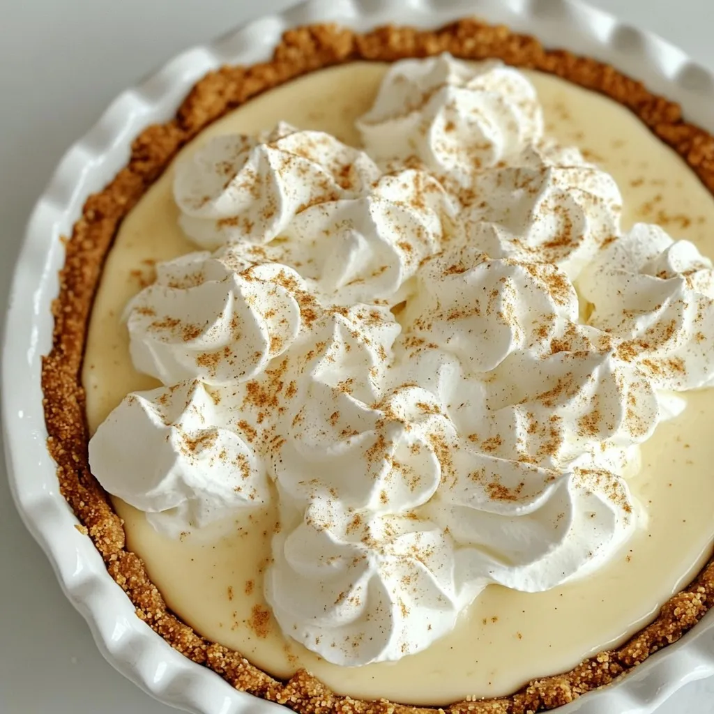 Für eine köstliche Eierlikör Crème Pie benötigst du einige Hauptzutaten: - 1 vorgefertigter Graham-Cracker-Kruste - 2 Tassen Eierlikör - 3 Esslöffel Maisstärke - 1/4 Tasse kristalliner Zucker - 1/4 Teelöffel gemahlene Muskatnuss (plus Extra zum Garnieren) - 1/4 Teelöffel gemahlener Zimt - 2 große Eigelbe - 1 Teelöffel Vanilleextrakt Diese Zutaten sind einfach zu finden und sorgen für einen tollen Geschmack. Der Eierlikör gibt der Füllung ein reichhaltiges Aroma. Um die Füllung besonders cremig zu machen, fügen wir noch etwas hinzu: - 1 Tasse Schlagsahne - 1 Esslöffel Puderzucker Die Schlagsahne sorgt für eine luftige Textur. Der Puderzucker macht die Sahne süß und lecker. Du kannst die Kruste selbst machen oder eine vorgefertigte verwenden. - Vorgefertigte Kruste: Sie spart Zeit und ist sehr praktisch. - Selbstgemachte Kruste: Du kannst zerbröselte Kekse und Butter mischen. Das gibt der Torte einen frischeren Geschmack. Beide Optionen sind gut. Wähle die, die dir am besten passt! {{ingredient_image_2}} Um die Füllung für den Eierlikör Crème Pie zu machen, beginne mit einem mittelgroßen Topf. Gib die Eierlikör, Maisstärke, kristallinen Zucker, Muskatnuss und Zimt hinein. Rühre alles gut zusammen. Stelle den Herd auf mittlere Hitze. Koche die Mischung, bis sie gut vermischt ist und dick wird. Das dauert etwa fünf bis sieben Minuten. Jetzt kommen die Eigelbe. Schlage sie in einer separaten Schüssel auf. Du musst die Eigelbe temperieren. Das bedeutet, dass du langsam etwas von der warmen Eierlikör-Mischung zu den Eigelben gibst. Rühre dabei ständig. So kochst du die Eigelbe nicht zu schnell. Gieße die temperierte Mischung zurück in den Topf. Koche alles erneut, bis die Füllung dick ist. Nimm den Topf vom Herd. Rühre den Vanilleextrakt unter die Mischung. Lass die Füllung leicht abkühlen. Gieße die abgekühlte Mischung vorsichtig in die Graham-Cracker-Kruste. Verwende einen Spatel, um die Füllung gleichmäßig zu verteilen. Stelle den Pie für mindestens vier Stunden in den Kühlschrank. Er sollte fest werden. Wenn du bereit bist zu servieren, mache die Schlagsahne. Schlage sie mit Puderzucker auf, bis sich steife Spitzen bilden. Verteile die Schlagsahne gleichmäßig auf dem Pie. Garniere mit einer Prise Muskatnuss. Ein häufiger Fehler ist, die Eierlikör-Mischung zu schnell zu kochen. Kochen Sie die Mischung bei mittlerer Hitze. Rühren Sie häufig, um Klumpen zu vermeiden. Wenn die Mischung zu dick wird, fügen Sie etwas mehr Eierlikör hinzu. Ein weiterer Fehler ist, die Eigelbe nicht richtig zu temperieren. Geben Sie langsam warme Mischung zu den Eigelben. So verhindern Sie, dass die Eigelbe gerinnen. Die Füllung sollte cremig, aber nicht zu flüssig sein. Kochen Sie die Mischung 5-7 Minuten, bis sie dick wird. Achten Sie darauf, dass Sie die Mischung ständig rühren. Lassen Sie die Füllung leicht abkühlen, bevor Sie sie in die Kruste gießen. Kühlen Sie die Torte mindestens 4 Stunden. So wird die Füllung fest und perfekt. Um die Schlagsahne perfekt zu machen, verwenden Sie kalte Sahne. Fügen Sie Puderzucker hinzu, um die Süße zu kontrollieren. Schlagen Sie die Sahne, bis sich steife Spitzen bilden. Seien Sie vorsichtig, nicht zu lange zu schlagen. Die Sahne könnte gerinnen. Verteilen Sie die Schlagsahne gleichmäßig auf der Torte, und garnieren Sie mit etwas Muskatnuss für den letzten Schliff. Pro Tipps Verwenden Sie frischen Eierlikör: Für den besten Geschmack und eine cremige Textur verwenden Sie hochwertigen, frischen Eierlikör anstelle von abgepacktem. Temperieren der Eigelbe: Achten Sie darauf, die Eigelbe langsam zu temperieren, um ein Gerinnen zu verhindern und eine glatte Füllung zu gewährleisten. Füllung gleichmäßig verteilen: Verwenden Sie einen Spatel, um die Füllung gleichmäßig in die Keks-Kruste zu verteilen, damit die Torte gleichmäßig fest wird. Frisch schlagen: Schlagen Sie die Sahne kurz vor dem Servieren auf, um sicherzustellen, dass sie frisch und luftig bleibt. {{image_4}} Wenn du die Graham-Cracker-Kruste nicht magst, gibt es viele Optionen. Du kannst eine Keks-Kruste aus Butterkeksen oder Schokoladenkeksen verwenden. Diese Alternativen bringen neue Geschmäcker und Texturen in dein Dessert. Eine Mandelkruste ist auch eine tolle Wahl. Sie gibt einen nussigen Geschmack und passt gut zur Eierlikör-Füllung. Eierlikör Crème Pie ist sehr anpassbar. Du kannst Schokolade hinzufügen, um einen reichen, schokoladigen Geschmack zu bekommen. Einfach geschmolzene Schokolade in die Füllung rühren, bevor du sie in die Kruste gießt. Für einen Kaffee-Geschmack füge einen Esslöffel Instant-Kaffeepulver zur Mischung hinzu. Diese kleinen Änderungen machen deinen Kuchen besonders und spannend. Das Topping ist sehr wichtig für die Präsentation. Du kannst die Schlagsahne einfach mit etwas Puderzucker süßen. Für mehr Flair füge Schokoladenspäne oder geraspelte Schokolade hinzu. Du kannst auch ein paar Kaffeebohnen oder Kakaopulver verwenden, um deine Torte zu dekorieren. Eine Prise Muskatnuss obendrauf sorgt für einen festlichen Look und zusätzlichen Geschmack. Um Eierlikör Crème Pie frisch zu halten, lege die Torte in den Kühlschrank. Decke sie gut ab, damit sie nicht austrocknet. Verwende Frischhaltefolie oder einen luftdichten Behälter. So bleibt die Creme lecker und geschmeidig. Im Kühlschrank bleibt die Eierlikör Crème Pie für etwa 3 bis 4 Tage frisch. Achte darauf, die Torte gut abzudecken. Nach 4 Tagen kann die Füllung ihre Frische verlieren. Der Geschmack wird schwächer und die Creme kann sich trennen. Also, genieße sie schnell! Einfrieren funktioniert, ist aber nicht ideal. Die Textur kann sich nach dem Auftauen ändern. Wenn du es dennoch versuchen möchtest, schneide die Torte in Stücke. Wickel sie gut ein, um Gefrierbrand zu vermeiden. So hält sie bis zu 2 Monate. Auftauen kannst du sie über Nacht im Kühlschrank. Die beste Art, Eierlikör Crème Pie zu servieren, ist kühl. Schneiden Sie die Torte in Stücke. Legen Sie sie auf festliche Teller. Ein Hauch von Muskatnuss obenauf macht es besonders. So bekommen Sie die perfekte Präsentation für Gäste. Ja, Sie können die Zuckermenge reduzieren. Der Zucker sorgt für Süße und Balance. Wenn Sie weniger Zucker verwenden, probieren Sie die Füllung. So stellen Sie sicher, dass der Geschmack gut bleibt. Manchmal reicht auch ein wenig weniger, ohne die Textur zu beeinträchtigen. Ja, Sie können die Eierlikör-Füllung vegan machen. Anstelle von Eigelben verwenden Sie eine pflanzliche Alternative. Einige nutzen Chia-Samen oder Leinsamen. Diese binden die Füllung gut. Auch pflanzliche Sahne anstelle von Schlagsahne funktioniert prima. So bleibt die Füllung cremig und lecker. Eierlikör Crème Pie ist eine köstliche Kombination aus einfachen Zutaten und kreativen Ideen. In diesem Blogpost haben wir die Haupt- und zusätzliche Zutaten für die Füllung besprochen und die besten Tipps zur Zubereitung gegeben. Denken Sie daran, die Füllung richtig vorzubereiten und häufige Fehler zu vermeiden. Variieren Sie die Rezepte nach Ihrem Geschmack. Lagern Sie den Pie gut, damit er frisch bleibt. Ob für besondere Anlässe oder einfach zum Genießen – dieser Pie wird Ihre Gäste begeistern. Viel Spaß beim Backen!