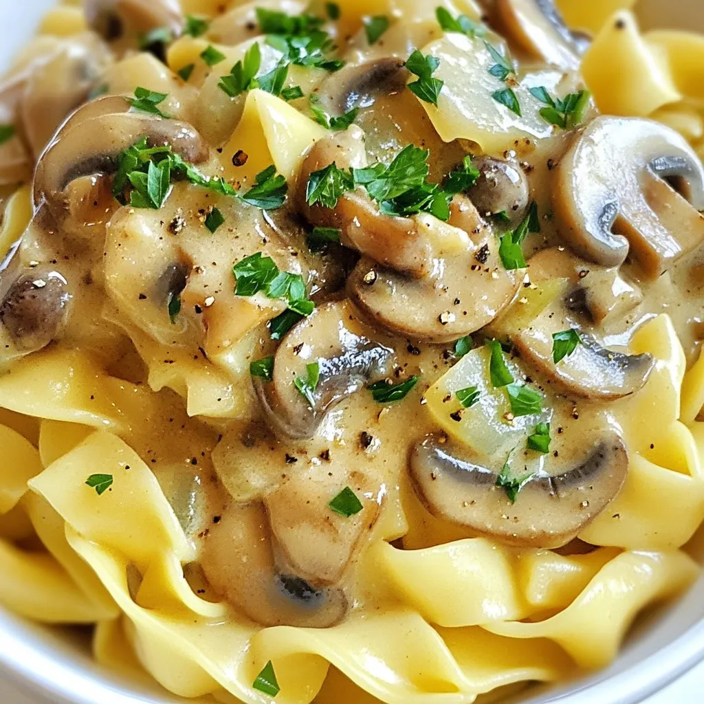 Für dein veganes Pilz-Stroganoff brauchst du: - 340g breite Nudeln (z.B. Fettuccine oder Tagliatelle) - 1 Esslöffel Olivenöl - 1 mittelgroße Zwiebel, fein gehackt - 3 Knoblauchzehen, gehackt - 450g gemischte Champignons (z.B. Cremini, Shiitake, Champignon), in Scheiben - 1 Esslöffel Sojasoße - 1 Teelöffel geräuchertes Paprikapulver - 1 Teelöffel getrockneter Thymian - 240ml Gemüsebrühe - 240ml Kokosmilch (Vollfett oder leicht) - 2 Esslöffel Nährhefe - Salz und Pfeffer nach Geschmack - Frische Petersilie, gehackt (zur Garnierung) Wähle frische, hochwertige Zutaten. Achte darauf, die besten Pilze zu finden. Champignons sollten fest und unversehrt sein. Die Zwiebel sollte glänzend und ohne Druckstellen sein. Frische Kräuter geben dem Gericht einen tollen Geschmack. Kaufe Kokosmilch in Dosen, nicht in Kartons. So bleibt der Geschmack intensiver. Falls du keine breiten Nudeln magst, kannst du auch Reis oder Quinoa verwenden. Für glutenfreie Optionen nimm glutenfreie Nudeln. Wenn du kein Olivenöl hast, verwende Sonnenblumen- oder Rapsöl. Statt Nährhefe kannst du auch Cashewkerne pürieren, um die Sauce cremig zu machen. {{ingredient_image_2}} Zuerst musst du die Zutaten bereitstellen. Du brauchst: - 340g breite Nudeln - 1 Esslöffel Olivenöl - 1 mittelgroße Zwiebel - 3 Knoblauchzehen - 450g gemischte Champignons - 1 Esslöffel Sojasoße - 1 Teelöffel geräuchertes Paprikapulver - 1 Teelöffel getrockneter Thymian - 240ml Gemüsebrühe - 240ml Kokosmilch - 2 Esslöffel Nährhefe - Salz und Pfeffer - Frische Petersilie Schneide die Zwiebel und die Champignons klein. Minze den Knoblauch. Diese Schritte machen das Kochen leichter. Beginne mit dem Kochen der Nudeln. Koche sie in Salzwasser nach den Anweisungen. Sie sollten al dente sein. Während die Nudeln kochen, erhitze das Olivenöl in einer großen Pfanne. Füge die Zwiebel hinzu und brate sie 3-4 Minuten. Sie sollte durchsichtig sein. Jetzt kommt der Knoblauch. Rühre ihn 1-2 Minuten ein. Danach gib die Champignons in die Pfanne. Brate sie 6-8 Minuten. Sie sollten goldbraun werden. Jetzt kommt der Spaß! Gieße die Sojasoße, das Paprikapulver und den Thymian in die Pfanne. Rühre gut um und lasse es 1-2 Minuten kochen. Füge dann die Gemüsebrühe hinzu. Lass alles sanft köcheln und dicke die Sauce etwa 5 Minuten ein. Jetzt reduziere die Hitze. Rühre die Kokosmilch und die Nährhefe ein. Die Sauce wird schön cremig. Schmecke sie mit Salz und Pfeffer ab. Die Nudeln sollten perfekt al dente sein. Das gibt dem Gericht Biss und Struktur. Achte darauf, sie nicht zu lange zu kochen. Nach dem Abgießen, lasse sie kurz ruhen. Mische die Nudeln dann mit der Pilzsauce. So ziehen sie die Aromen besser ein. Das ist der Schlüssel zu einem tollen Vegan Mushroom Stroganoff! Du kannst die Gewürze nach deinem Geschmack anpassen. Wenn du es schärfer magst, füge mehr Pfeffer oder etwas Chili hinzu. Für mehr Tiefe benutze verschiedene Pilzsorten, wie Shiitake oder Austernpilze. Diese bringen einen tollen Geschmack. Experimentiere auch mit frischen Kräutern wie Basilikum oder Oregano. Das macht dein Gericht noch frischer und aromatischer. Eine cremige Sauce entsteht durch die richtige Mischung von Zutaten. Verwende Kokosmilch für eine reichhaltige Textur. Nährhefe gibt der Sauce einen käsigen Geschmack. Reduziere die Hitze, wenn du die Kokosmilch hinzufügst. Das verhindert, dass die Sauce gerinnt. Rühre gut um, damit alles gut vermischt ist. Lass die Sauce etwas köcheln, damit sie eindickt und cremig wird. Ein häufiger Fehler ist, die Sauce zu stark zu erhitzen. Das kann die Cremigkeit ruinieren. Achte darauf, die Nudeln nicht zu lange zu kochen, damit sie al dente bleiben. Überfülle die Pfanne nicht mit Pilzen, da sie sonst nicht gleichmäßig braten. Wenn du diese Punkte beachtest, wird dein Stroganoff immer lecker und perfekt. Pro Tipps Die richtigen Nudeln auswählen: Verwenden Sie breite Nudeln wie Fettuccine oder Tagliatelle, um die cremige Sauce besser aufzunehmen. Frische Kräuter hinzufügen: Fügen Sie frische Kräuter wie Thymian oder Petersilie kurz vor dem Servieren hinzu, um den Geschmack zu intensivieren. Für mehr Umami sorgen: Experimentieren Sie mit einem Schuss Tamari oder einem Spritzer Zitronensaft, um die Aromen zu verstärken. Resteverwertung: Das Gericht lässt sich gut aufbewahren und kann am nächsten Tag aufgewärmt werden. Fügen Sie etwas Wasser oder Brühe hinzu, um die Konsistenz zu verbessern. {{image_4}} Um deinem veganen Pilz-Stroganoff mehr Tiefe zu geben, füge einfach mehr Gemüse hinzu. Du kannst zum Beispiel Spinat, Erbsen oder Karotten verwenden. Diese Gemüsesorten bringen frische Farben und Texturen. Sie fügen auch Nährstoffe hinzu. Zerkleinere das Gemüse, damit es in der Sauce gut kocht. Du kannst auch saisonale Gemüsesorten nutzen, die gerade verfügbar sind. Wenn du nach Alternativen zur Kokosmilch suchst, probiere Cashew-Creme oder Soja-Sahne. Cashew-Creme macht die Sauce extra cremig. Soja-Sahne hat einen milden Geschmack und ist leicht zu finden. Diese Optionen sind lecker und passen gut zu den Pilzen. Du kannst auch Mandelmilch verwenden, aber achte darauf, dass sie ungesüßt ist. So bleibt der Geschmack der Sauce stark. Wenn du glutenfrei essen möchtest, gibt es viele Nudeln aus alternativen Mehlen. Reisnudeln oder Linsen-Nudeln sind großartige Optionen. Sie sind leicht zu finden und kochen schnell. Quinoa-Nudeln haben einen hohen Proteingehalt und sind auch glutenfrei. Diese Nudeln bringen einen neuen Geschmack in dein Stroganoff und sind voll von Nährstoffen. Achte darauf, die Kochzeit entsprechend anzupassen. Wenn du Reste von deinem veganen Pilz-Stroganoff hast, bewahre sie in einem luftdichten Behälter auf. Eine gute Lagerung hilft, den Geschmack zu bewahren. Stelle sicher, dass das Stroganoff vollständig abgekühlt ist, bevor du es in den Kühlschrank stellst. So vermeidest du Kondenswasser, das die Konsistenz verändern könnte. Um die Reste aufzuwärmen, benutze eine Pfanne oder die Mikrowelle. In der Pfanne erhitzt du das Stroganoff bei niedriger Hitze. Rühre regelmäßig um, damit es gleichmäßig warm wird. Bei der Mikrowelle kannst du das Essen in kurzen Intervallen erhitzen, bis es heiß ist. Füge einen Spritzer Wasser oder etwas Kokosmilch hinzu, um die Cremigkeit zu erhalten. Im Kühlschrank bleibt das veganen Pilz-Stroganoff für etwa 3 bis 5 Tage frisch. Wenn du es länger aufbewahren möchtest, friere es ein. Im Gefrierfach hält es sich bis zu 3 Monate. Achte darauf, es in Portionen abzufüllen, damit du nur das benötigte auftauen musst. Es gibt viele Möglichkeiten, dieses Gericht einzigartig zu machen. Du kannst verschiedene Pilzsorten verwenden. Probiere Austernpilze oder Portobello für einen anderen Geschmack. Füge auch Gemüse wie Spinat oder Erbsen hinzu. Das bringt mehr Farbe und Nährstoffe. Wenn du es würziger magst, füge etwas Chili oder frische Kräuter hinzu. Du kannst auch eine andere pflanzliche Sahne nutzen, um die Sauce zu variieren. Lass deiner Kreativität freien Lauf! Ja, du kannst die Nudeln ganz einfach ersetzen. Zucchini-Nudeln sind eine großartige glutenfreie Option. Blumenkohlreis oder Quinoa bieten dir auch eine gesunde Alternative. Wenn du keine Nudeln verwenden möchtest, probiere es mit Reis. Das gibt dir eine andere Textur und macht das Gericht leicht. Denke daran, die Kochzeiten je nach deinem Ersatz anzupassen. Absolut! Dieses Rezept eignet sich hervorragend für Meal Prep. Du kannst die Nudeln und die Sauce separat zubereiten. So bleibt alles frisch und lecker. Lagere die Sauce in einem luftdichten Behälter im Kühlschrank. Die Nudeln kannst du auch aufbewahren, aber sie könnten weicher werden. Wenn du sie wieder aufwärmst, füge etwas Gemüsebrühe hinzu, um die Konsistenz zu verbessern. So hast du jederzeit eine schnelle und leckere Mahlzeit bereit! In diesem Blogbeitrag habe ich die Zutaten, die Zubereitung und Tipps für ein köstliches Stroganoff vorgestellt. Ich habe auch Variationen und Lagerungshinweise gegeben. Mit diesen einfachen Schritten kannst du ein köstliches Gericht zubereiten. Sein leckerer Geschmack und die vielen Optionen machen es zu einem tollen Rezept. Egal ob für dich oder für Gäste, du wirst damit viel Freude haben! Probier es aus und kreiere dein eigenes, einzigartiges Stroganoff!