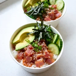 Für die Spicy Tuna Sushi Bowls brauchst du einige wichtige Zutaten: - 1 Tasse Sushi Reis - 1 1/4 Tassen Wasser - 1 Esslöffel Reisessig - 1 Esslöffel Zucker - 1/2 Teelöffel Salz - 225 g frischer Sushi-Qualität Thunfisch, gewürfelt - 2 Esslöffel Mayonnaise (vorzugsweise japanische Kewpie) - 1 Esslöffel Sriracha (nach Geschmack anpassen) - 1 Avocado, in Scheiben geschnitten - 1 Gurke, dünn geschnitten - 1/4 Tasse Seetangsalat - 2 Frühlingszwiebeln, dünn geschnitten - Sesamsamen, zum Garnieren - Sojasoße, zum Beträufeln Die Würze ist wichtig für den Geschmack. Reisessig, Zucker und Salz machen den Sushi Reis besonders gut. Sie geben ihm eine leichte Süße und einen tollen Geschmack. Sriracha bringt die Schärfe in den Thunfisch. Du kannst die Menge nach deinem Geschmack anpassen. Für die Bowls verwenden wir auch Sojasoße. Diese Soße macht das Gericht noch besser. Frische Zutaten machen das Gericht lebendig. Du kannst die Avocado und Gurke nach deinem Geschmack wählen. Eine reife Avocado ist cremig und lecker. Die Gurke sollte knackig sein. Seetangsalat bringt ein wenig Meerestaste. Frühlingszwiebeln fügen eine schöne Frische hinzu. Du kannst auch andere frische Zutaten hinzufügen, wie Radieschen oder Karotten. So hast du viele Optionen für deine Bowls! {{ingredient_image_2}} Um den perfekten Sushi Reis zu machen, spülst du den Reis gründlich. Verwende kaltes Wasser, bis es klar ist. Dann kombiniere den Reis mit Wasser in einem Reiskocher oder einem Topf. Koche es auf und decke den Topf ab. Reduziere die Hitze auf niedrig und lasse es 16 bis 18 Minuten kochen. Der Reis sollte das Wasser ganz aufnehmen. Nach dem Kochen lasse den Reis 10 Minuten ruhen, damit er locker wird. In einer kleinen Schüssel mischst du Reisessig, Zucker und Salz. Rühre gut, bis alles aufgelöst ist. Nimm dann den gekochten Reis und gib die Mischung vorsichtig dazu. Verwende einen Holzlöffel, um den Reis sanft zu falten. Lass den Reis auf Zimmertemperatur abkühlen, damit er die Aromen aufnimmt. Für den scharfen Thunfisch nimmst du den gewürfelten Thunfisch und gibst ihn in eine separate Schüssel. Füge die Mayonnaise und Sriracha hinzu. Rühre alles gut um, bis der Thunfisch gleichmäßig bedeckt ist. Du kannst die Schärfe anpassen, indem du mehr Sriracha hinzufügst, wenn du es würziger magst. Beginne mit einer Portion Sushi Reis in jeder Schale. Lege dann die scharfe Thunfischmischung darauf. Füge die geschnittene Avocado, die Gurken und den Seetangsalat hinzu. So entsteht eine schöne und bunte Schale. Zum Schluss streue Sesamsamen und geschnittene Frühlingszwiebeln über die Schalen. Das sieht nicht nur gut aus, sondern schmeckt auch toll. Beträufle die Schalen mit Sojasoße, bevor du sie servierst. Das bringt zusätzlichen Geschmack und macht deine Schalen noch besser. Um den perfekten Sushi Reis zu machen, spüle den Reis gründlich. Nutze kaltes Wasser, bis es klar ist. Dies entfernt überschüssige Stärke. Koche dann den Reis mit der genauen Menge Wasser. Nach dem Kochen, lass ihn 10 Minuten zugedeckt ruhen. So wird der Reis perfekt klebrig und formbar. Die Schärfe des Thunfischs ist wichtig. Beginne mit einem Esslöffel Sriracha. Rühre die Mischung gut um. Probiere den Thunfisch nach dem Mischen. Wenn du mehr Schärfe magst, füge einfach mehr Sriracha hinzu. Denke daran, dass jeder eine andere Vorliebe hat. Ein gutes Aussehen macht das Essen noch besser. Serviere die Sushi Schalen in bunten Schalen. Lege die Zutaten ordentlich an. Verwende frische Kräuter und farbige Gemüse. Streue Sesamsamen darüber für das Extra an Crunch. Platziere die Schalen auf einer Bambusmatte für das authentische Gefühl. Dies macht das Essen besonders und einladend. Pro Tipps Reis richtig abspülen: Achten Sie darauf, den Sushi Reis gründlich unter kaltem Wasser zu spülen, um überschüssige Stärke zu entfernen. Dies verhindert, dass der Reis beim Kochen zu klebrig wird. Temperatur des Reises: Lassen Sie den gewürzten Reis vollständig auf Zimmertemperatur abkühlen, bevor Sie ihn in die Schalen geben. Warmer Reis kann die frischen Zutaten wie Avocado und Gurke erweichen. Frische Zutaten: Verwenden Sie frische, hochwertige Zutaten, insbesondere bei Sushi. Achten Sie darauf, dass der Thunfisch Sushi-Qualität hat, um die beste Geschmackserfahrung zu gewährleisten. Variationen der Schärfe: Passen Sie die Menge an Sriracha nach Ihrem persönlichen Geschmack an. Beginnen Sie mit weniger und fügen Sie nach Bedarf mehr hinzu, um die gewünschte Schärfe zu erreichen. {{image_4}} Wenn du eine vegane Option suchst, ersetze den Thunfisch. Nutze stattdessen gewürfelten Tofu oder Tempeh. Marinier den Tofu in Sojasoße und Sriracha für mehr Geschmack. Eine andere Idee ist, Avocado zu verwenden. Sie gibt eine cremige Textur und einen tollen Geschmack. Für eine glutenfreie Variante achte auf die Zutaten. Nutze glutenfreie Sojasoße. Überprüfe auch die Mayonnaise. Viele Marken bieten glutenfreie Optionen an. So bleibst du gesund und genießt trotzdem die Schale. Du kannst viele verschiedene Toppings hinzufügen. Frischer Ingwer bringt einen tollen Kick. Radieschen geben Farbe und Crunch. Für mehr Frische sind auch Kräuter wie Koriander oder Basilikum lecker. Probiere auch, geröstete Nüsse oder Samen für extra Crunch hinzuzufügen. Reis kann einfach aufbewahrt werden. Lassen Sie den Sushi Reis zuerst abkühlen. Füllen Sie ihn in einen luftdichten Behälter. Lagern Sie ihn im Kühlschrank. So bleibt der Reis frisch. Er hält sich bis zu drei Tage. Vermeiden Sie es, den Reis länger stehen zu lassen. Er kann dann trocken und hart werden. Der zubereitete Thunfisch ist auch leicht zu lagern. Füllen Sie ihn in einen luftdichten Behälter. Lagern Sie ihn ebenfalls im Kühlschrank. Der Thunfisch bleibt frisch für etwa zwei Tage. Achten Sie darauf, ihn nicht länger aufzubewahren. Die Qualität und der Geschmack können leiden. Sushi-Bowls sind am besten frisch. Wenn Sie Reste haben, können Sie den Reis leicht erwärmen. Nutzen Sie die Mikrowelle oder einen Dampfgarer. Fügen Sie einen Spritzer Wasser hinzu, um den Reis feucht zu halten. Den Thunfisch sollte man nicht erwärmen. Servieren Sie ihn kalt und frisch. Fügen Sie frische Zutaten wie Avocado oder Gurken hinzu. So bleibt das Gericht lecker und ansprechend. Um Sushi Reis perfekt zu kochen, spüle den Reis gründlich. Das Wasser sollte klar sein. Verwende einen Reiskocher oder einen Topf. Kombiniere 1 Tasse Sushi Reis mit 1 1/4 Tassen Wasser. Koche den Reis bei hoher Hitze, bis das Wasser kocht. Dann reduziere die Hitze und decke den Topf ab. Lasse den Reis 16-18 Minuten köcheln. Danach 10 Minuten ruhen lassen. So wird der Reis weich und klebrig. Frischen Sushi-Qualität Thunfisch findest du in speziellen Fischgeschäften oder Supermärkten. Achte darauf, dass der Thunfisch für Sushi geeignet ist. Suche nach einem Händler mit gutem Ruf. Es ist wichtig, frischen Thunfisch zu wählen, um die beste Qualität zu erhalten. Manchmal kannst du auch online nach frischem Thunfisch suchen. Ja, du kannst die Bowls im Voraus zubereiten. Bereite den Sushi Reis und den scharfen Thunfisch vor. Die Bowls kannst du dann im Kühlschrank lagern. Achte darauf, die Zutaten separat aufzubewahren. So bleibt alles frisch. Baue die Bowls kurz vor dem Servieren zusammen. Das sorgt für den besten Geschmack. Wenn du keine Kewpie Mayonnaise hast, gibt es Alternativen. Du kannst normale Mayonnaise verwenden. Eine Mischung aus Mayonnaise und etwas Senf ist auch lecker. Für einen gesünderen Ansatz probiere griechischen Joghurt. Er hat eine ähnliche Konsistenz und ist cremig. Experimentiere mit verschiedenen Optionen, um deinen Favoriten zu finden. Spicy Tuna Sushi Bowls sind einfach und lecker. Wir haben die Hauptzutaten und Gewürze besprochen. Die Schritt-für-Schritt-Anleitung hilft dir beim Zubereiten. Tipps zeigen dir, wie du den Reis perfekt machst und die Schärfe anpasst. Denk auch an Variationen und die richtige Lagerung. Egal, ob du ein Anfänger oder ein erfahrener Koch bist, diese Bowls sind eine tolle Wahl. Probiere sie aus und genieße deine Kreation!
